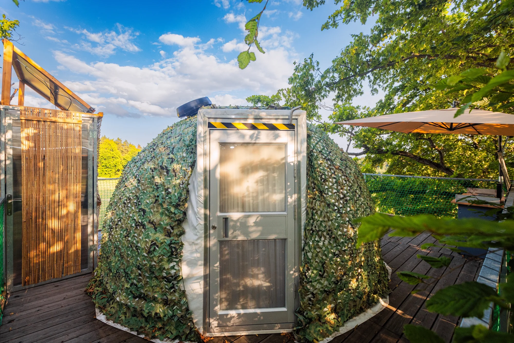 Romantika v glampingovém stanu na posedu: terasa s kuchyňkou, sprcha a božský klid