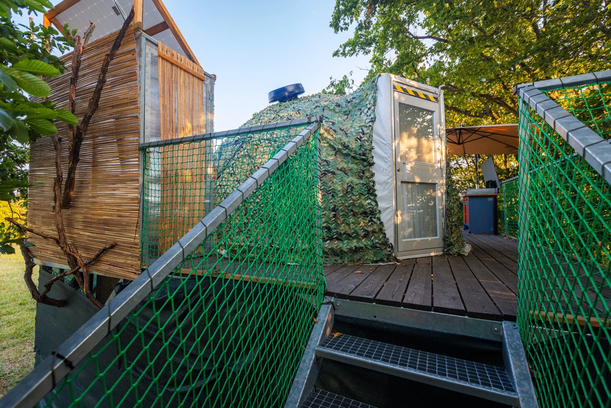 Romantika v glampingovém stanu na posedu: terasa s kuchyňkou, sprcha a božský klid