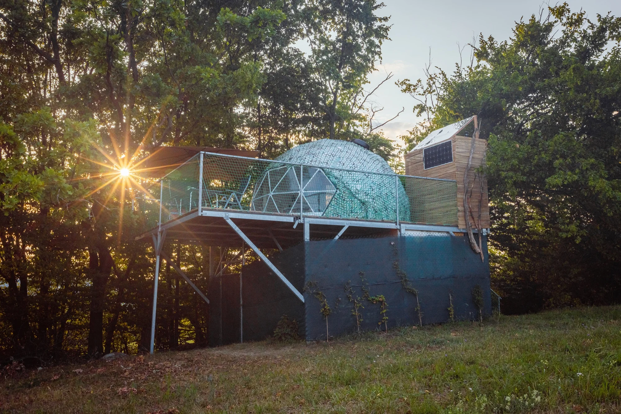 Romantika v glampingovém stanu na posedu: terasa s kuchyňkou, sprcha a božský klid