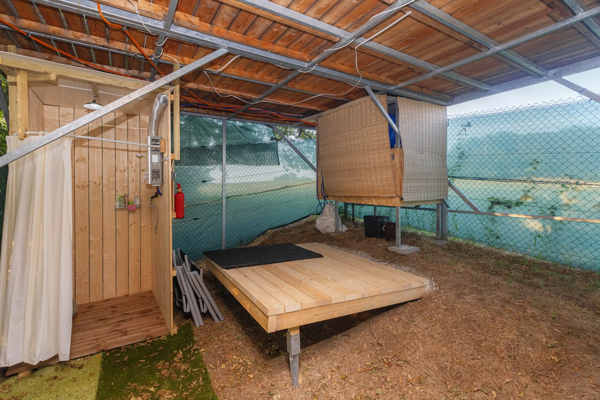 Romantika v glampingovém stanu na posedu: terasa s kuchyňkou, sprcha a božský klid