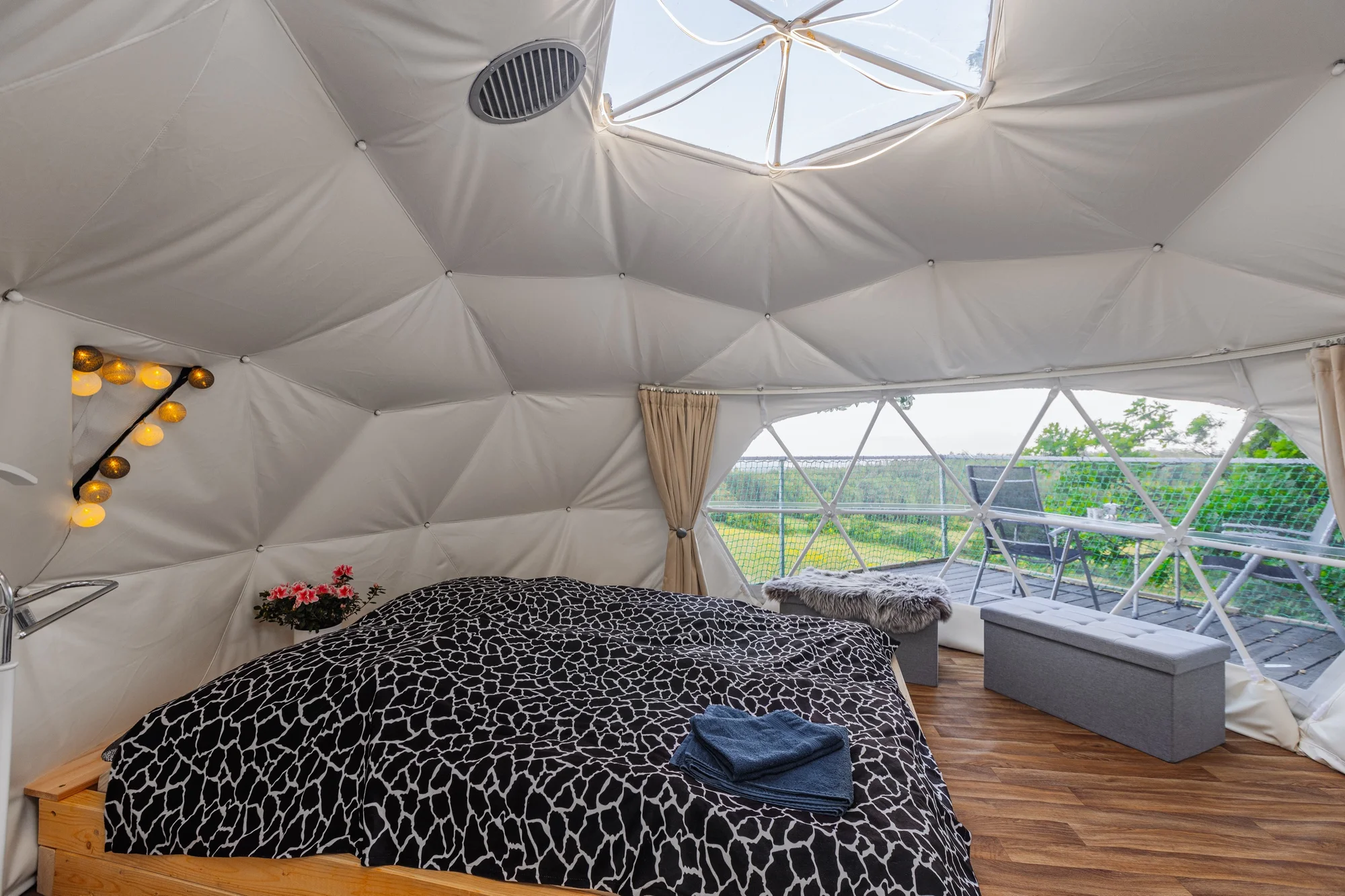 Romantika v glampingovém stanu na posedu: terasa s kuchyňkou, sprcha a božský klid