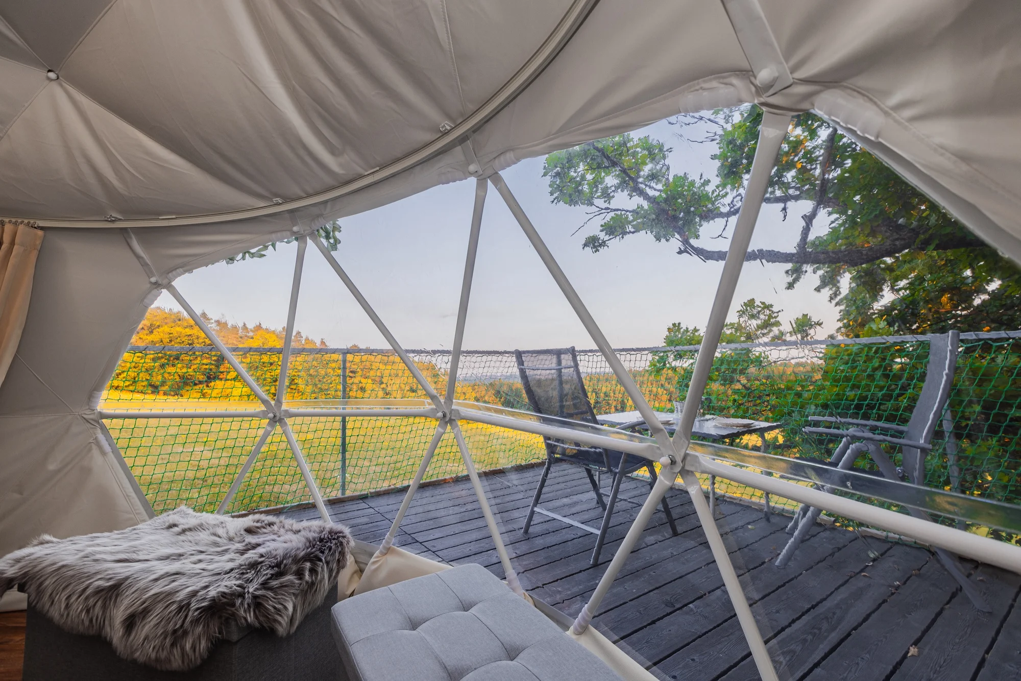 Romantika v glampingovém stanu na posedu: terasa s kuchyňkou, sprcha a božský klid