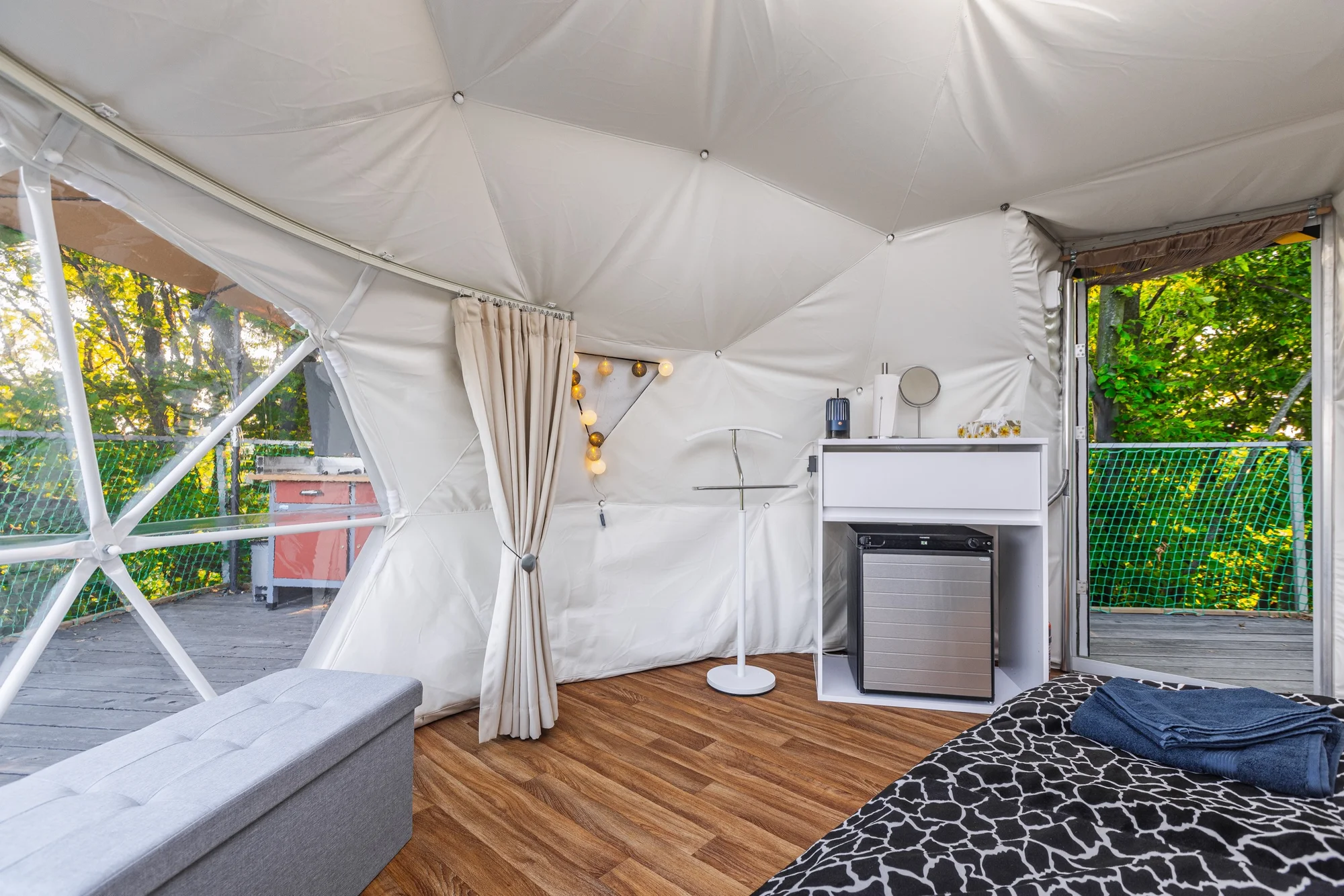 Romantika v glampingovém stanu na posedu: terasa s kuchyňkou, sprcha a božský klid
