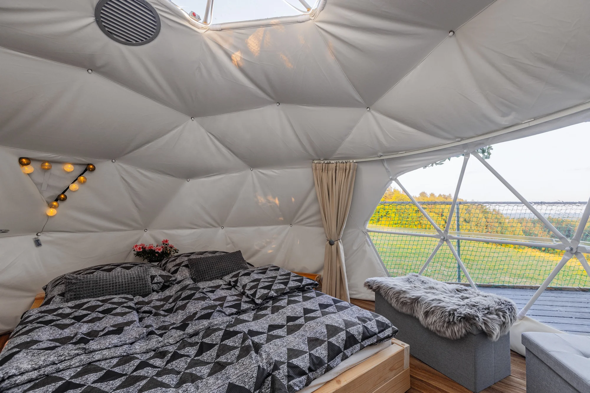 Romantika v glampingovém stanu na posedu: terasa s kuchyňkou, sprcha a božský klid