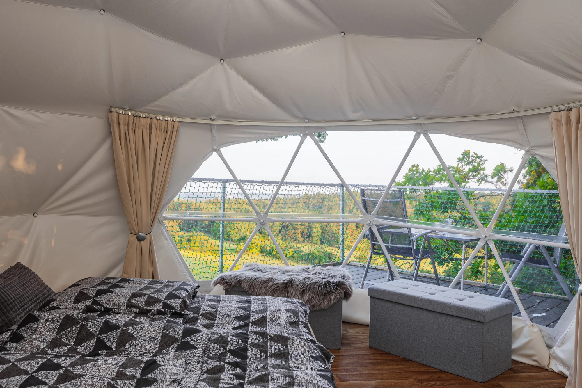 Romantika v glampingovém stanu na posedu: terasa s kuchyňkou, sprcha a božský klid