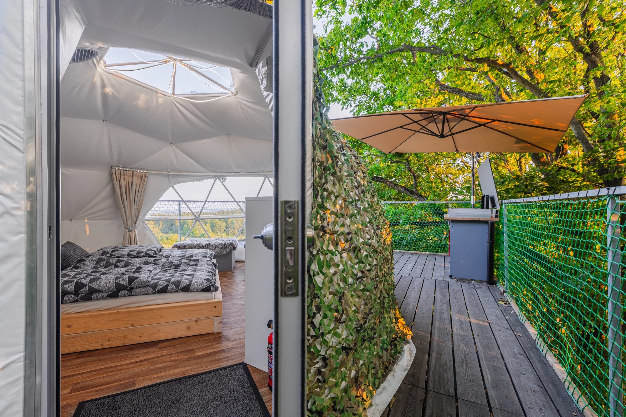 Romantika v glampingovém stanu na posedu: terasa s kuchyňkou, sprcha a božský klid