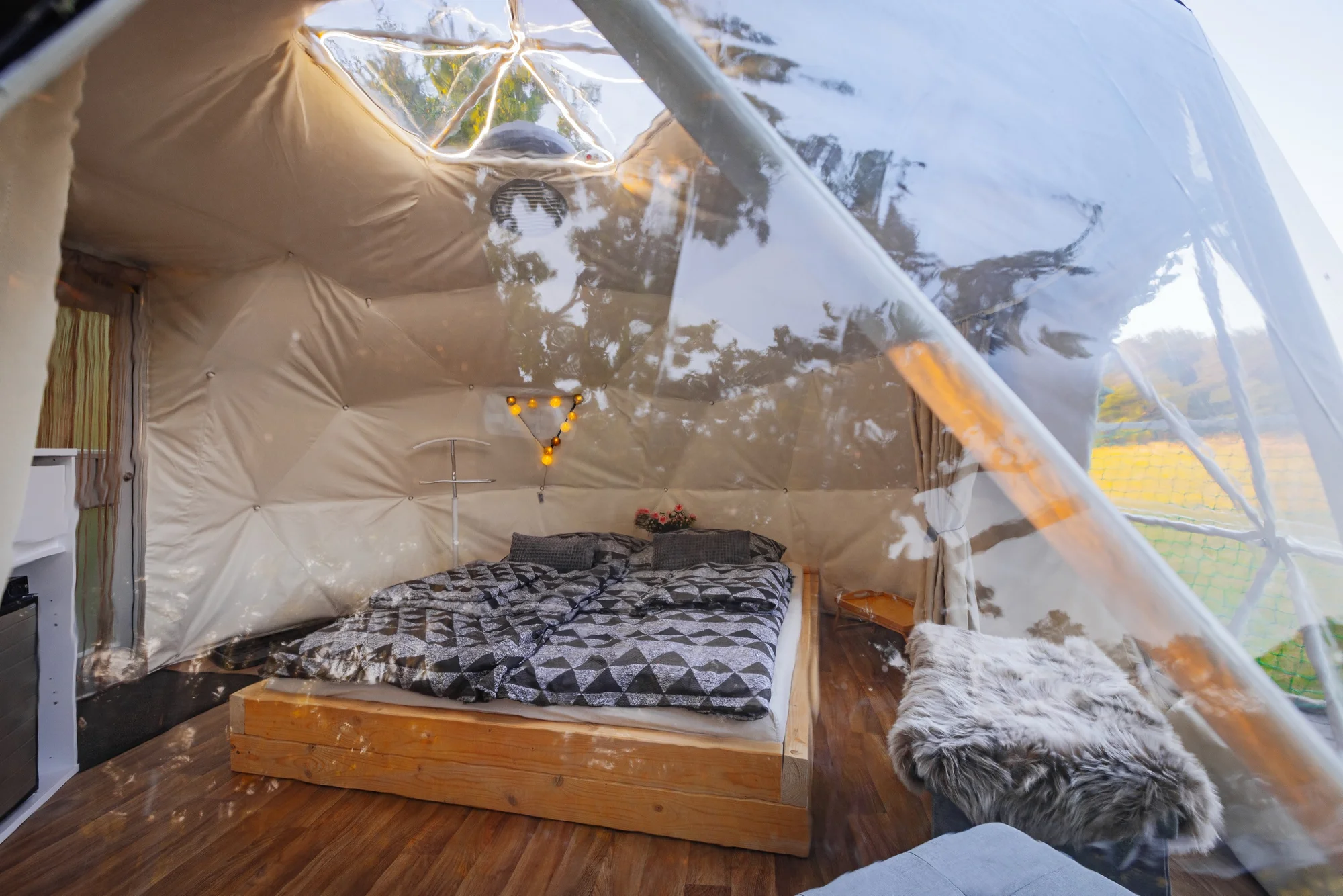 Romantika v glampingovém stanu na posedu: terasa s kuchyňkou, sprcha a božský klid