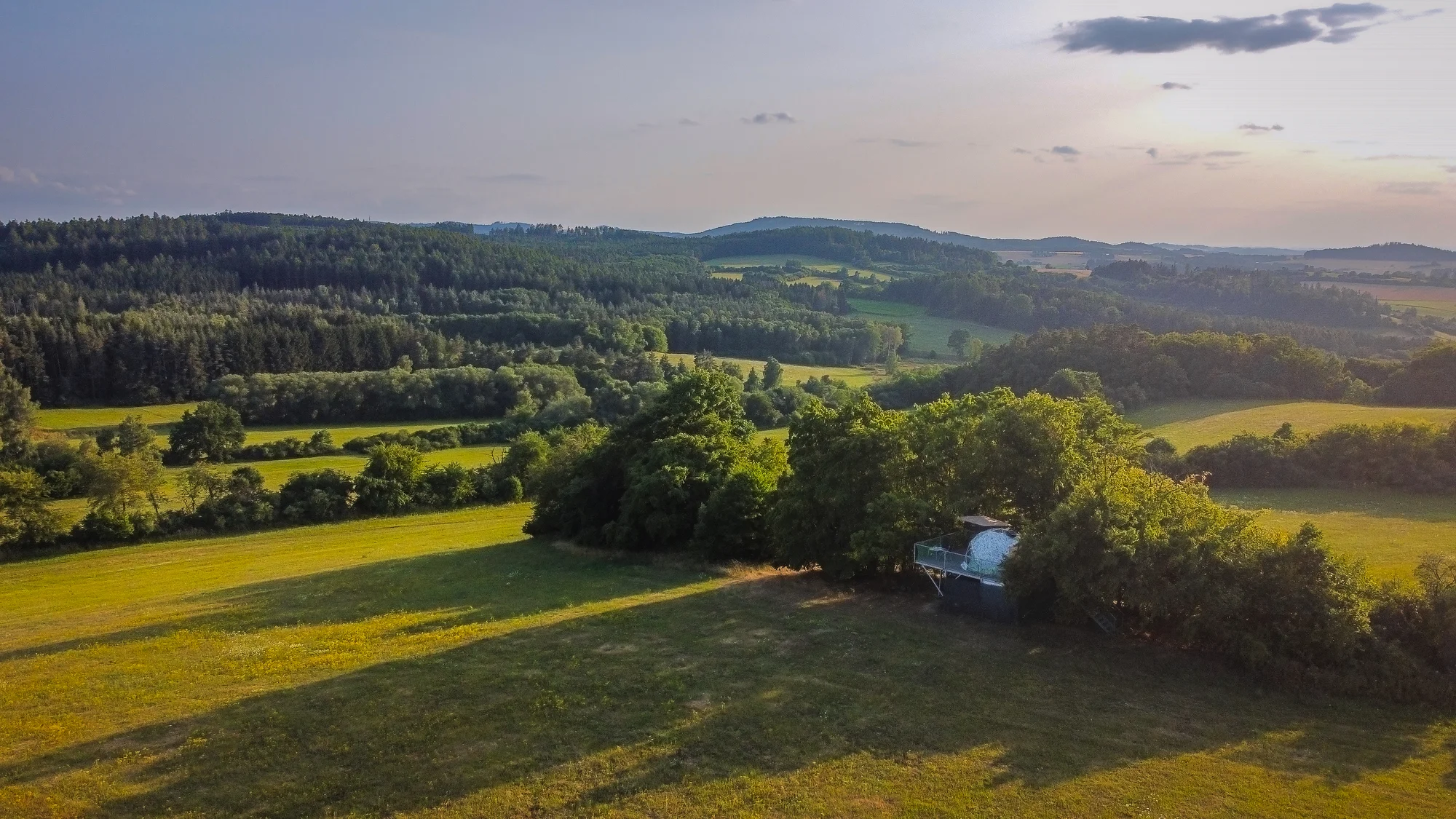 Romantika v glampingovém stanu na posedu: terasa s kuchyňkou, sprcha a božský klid