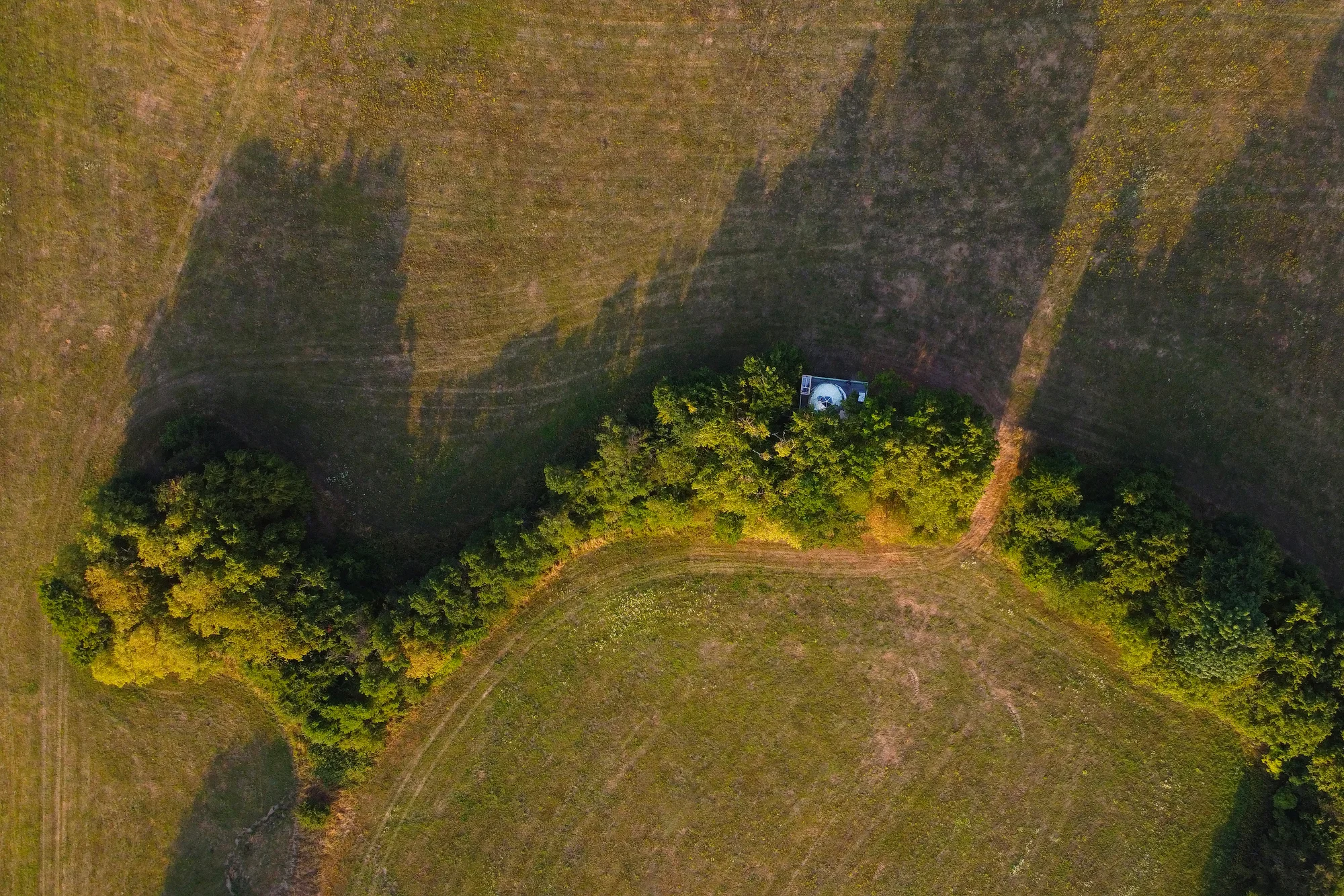 Romantika v glampingovém stanu na posedu: terasa s kuchyňkou, sprcha a božský klid