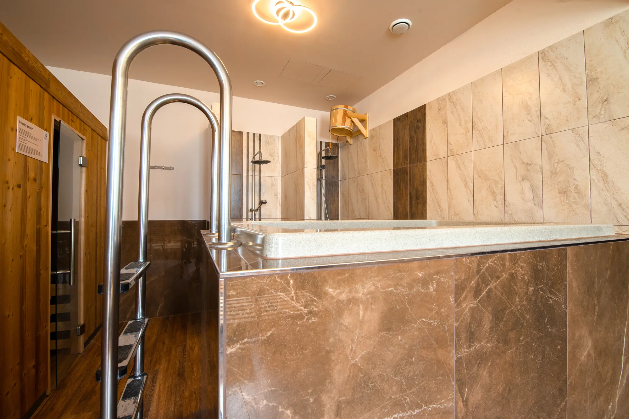 Překvapte svou polovičku romantickým pobytem v Trnavě: pivní lázně, chutné jídlo i wellness