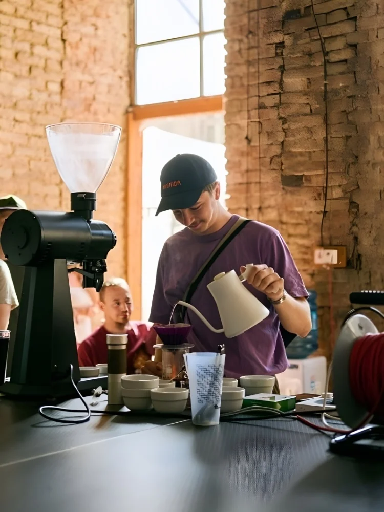 Praktické kávové kurzy pro domácí i profi baristy: základy espressa, latte art, filtr i senzorika