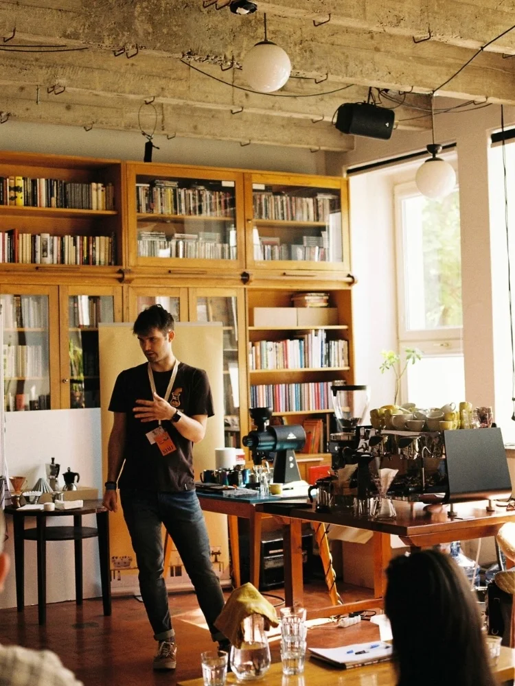 Praktické kávové kurzy pro domácí i profi baristy: základy espressa, latte art, filtr i senzorika