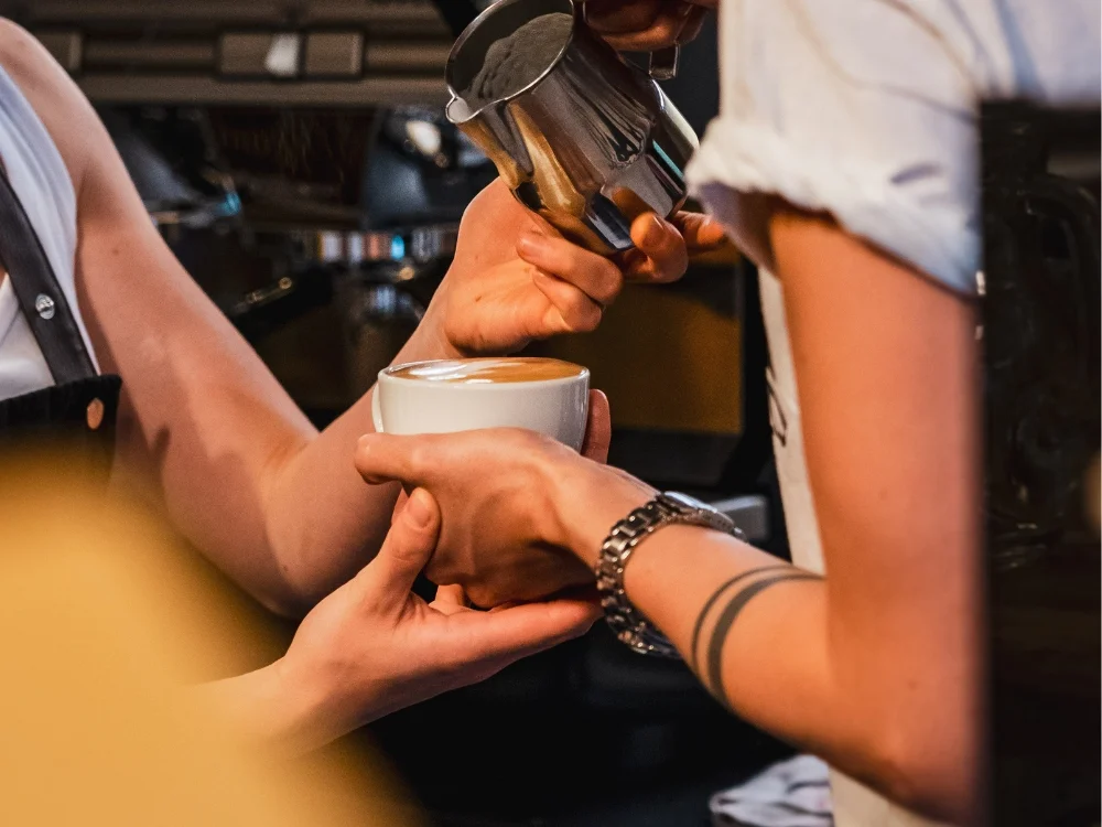 Praktické kávové kurzy pro domácí i profi baristy: základy espressa, latte art, filtr i senzorika