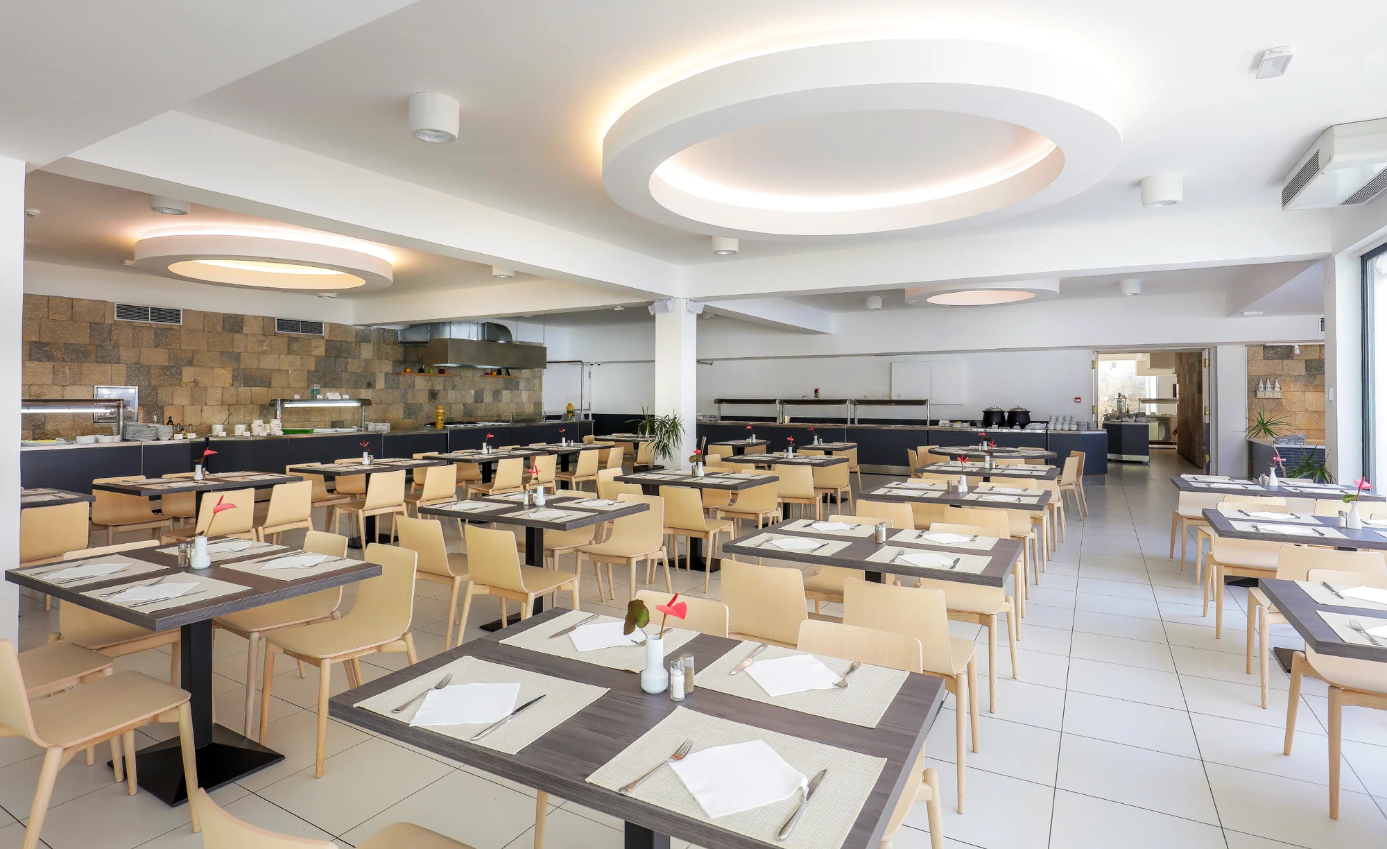 Moderní hotel na Makarské přímo u moře: bazény, all inclusive a animace