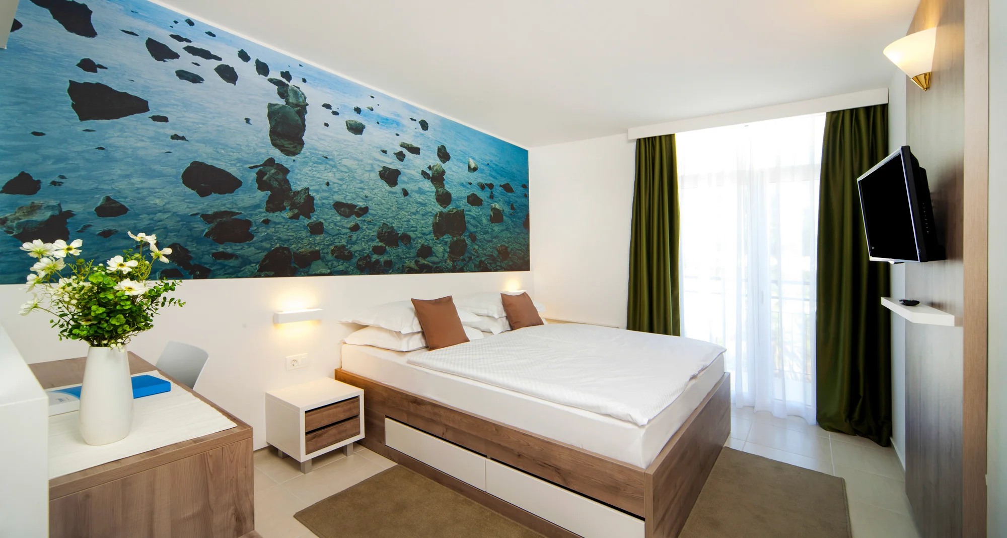 Moderní hotel na Makarské přímo u moře: bazény, all inclusive a animace