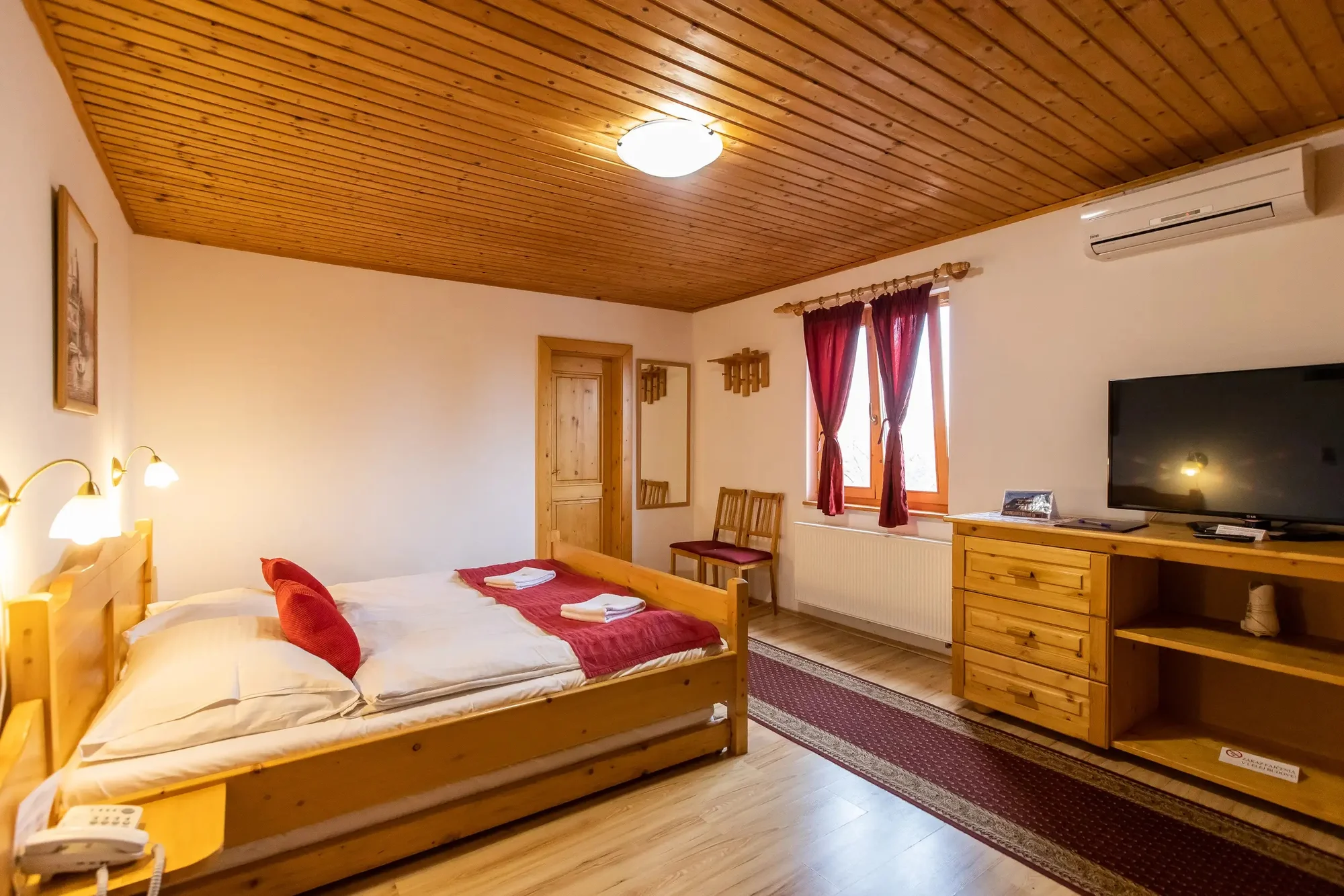 Pobyt v kolibě na břehu Slunečných jezer: jídlo, masáž, sauna i prosecco