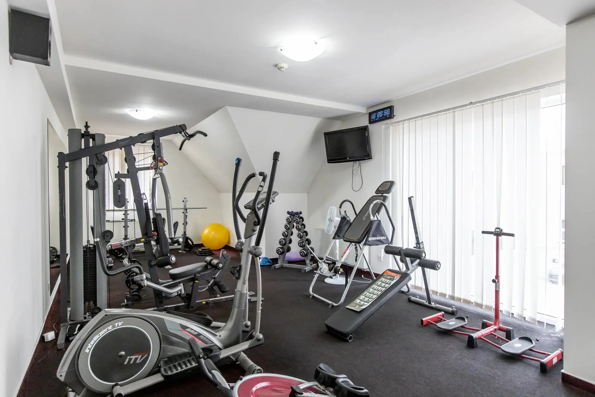 Pobyt v kolibě na břehu Slunečných jezer: jídlo, masáž, sauna i prosecco