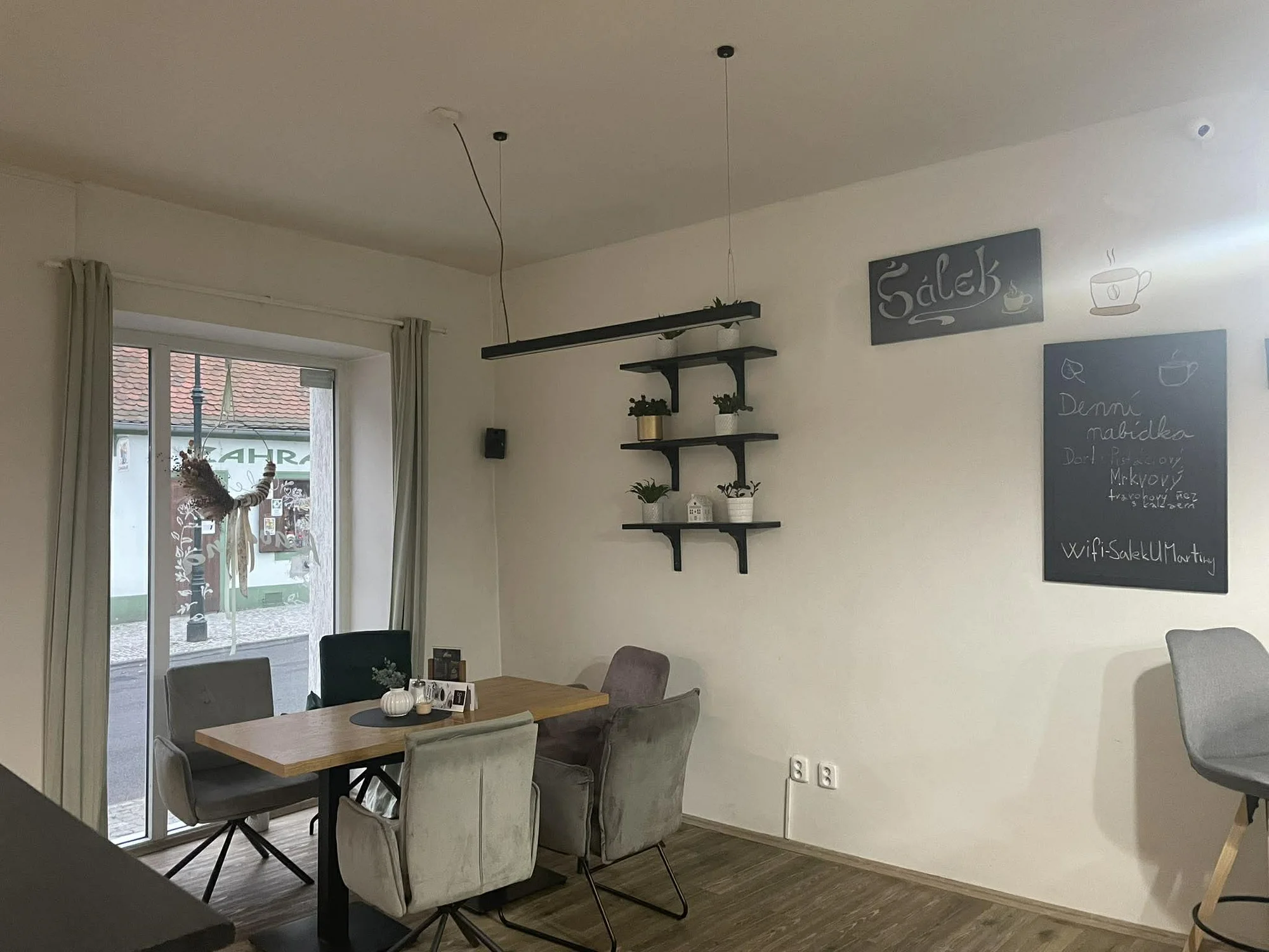 Dvě kávy dle výběru nebo perníčkové latté v kavárně v centru Loun