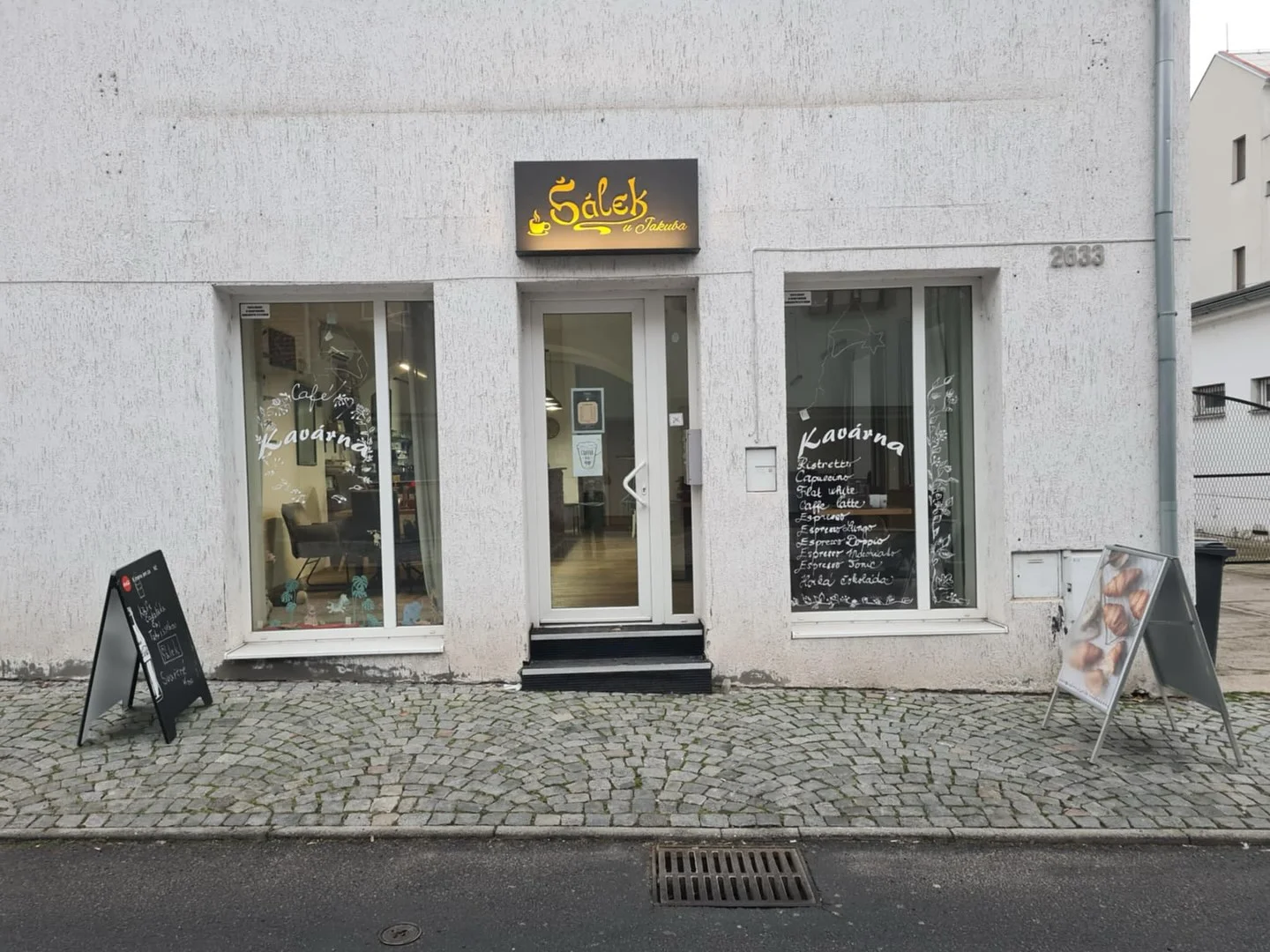 Dvě kávy dle výběru nebo perníčkové latté v kavárně v centru Loun