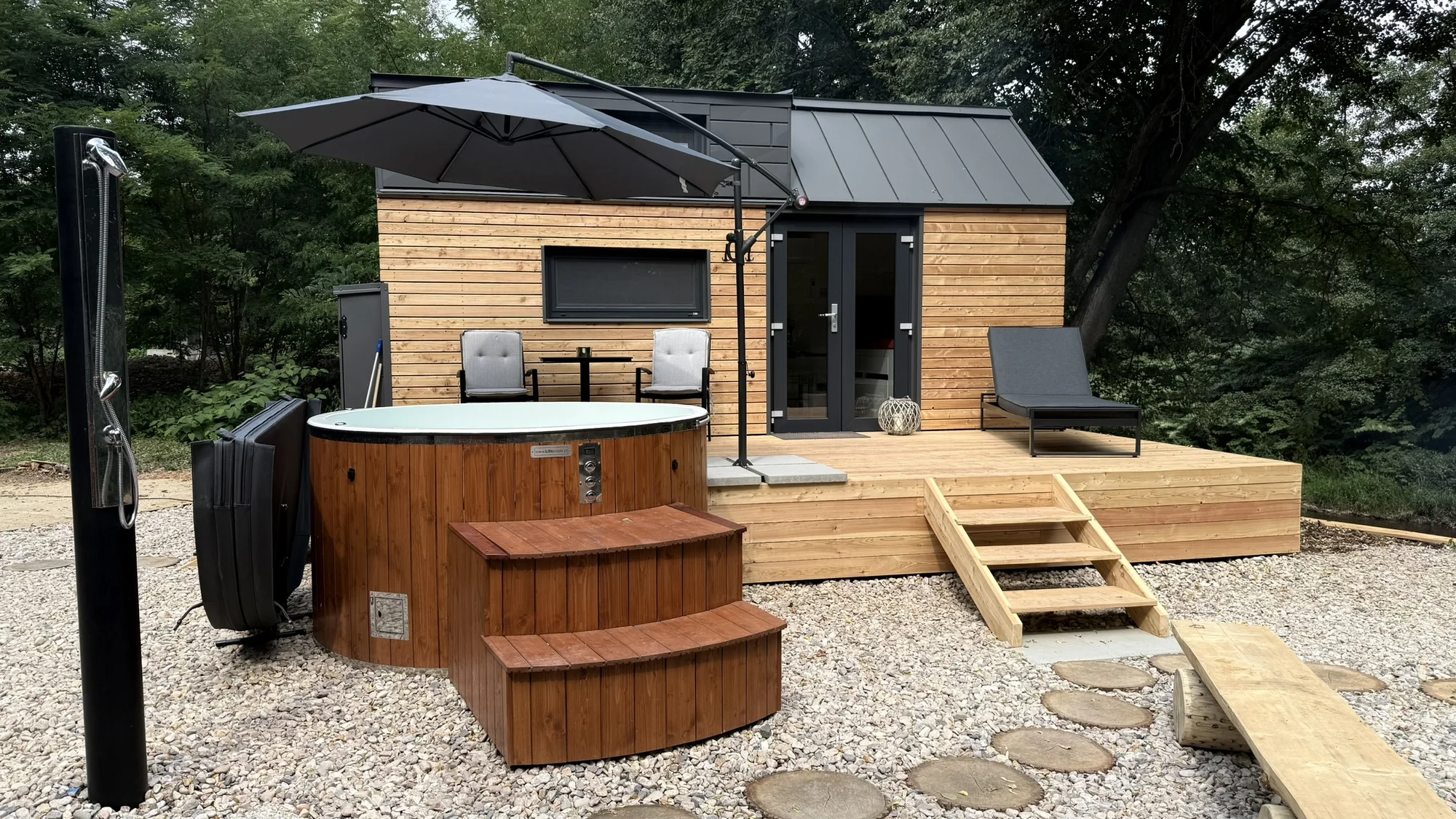 Tiny house u Dvora Králové: relax v soukromí s finskou saunou i koupacím sudem