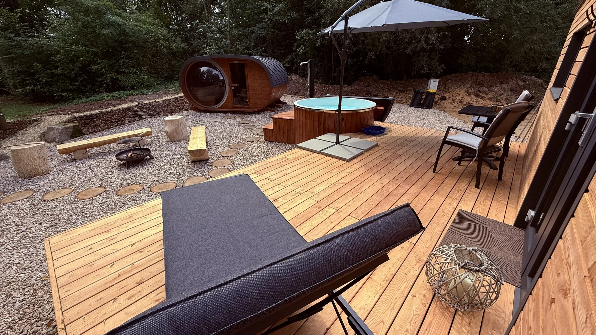 Tiny house u Dvora Králové: relax v soukromí s finskou saunou i koupacím sudem