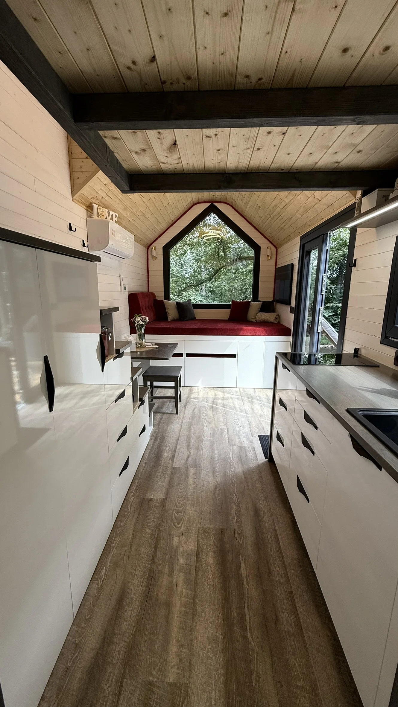 Tiny house u Dvora Králové: relax v soukromí s finskou saunou i koupacím sudem