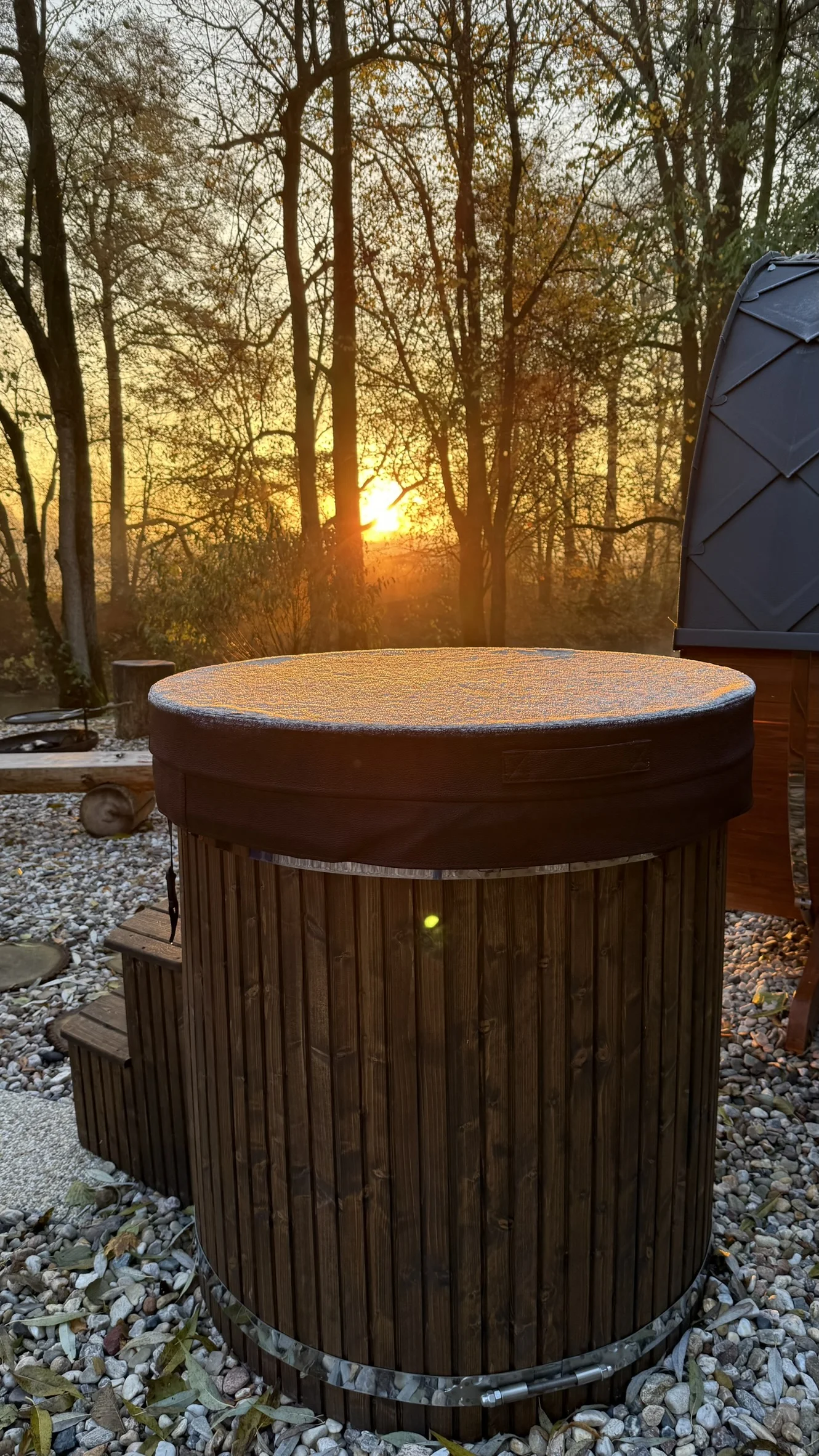 Tiny house u Dvora Králové: relax v soukromí s finskou saunou i koupacím sudem