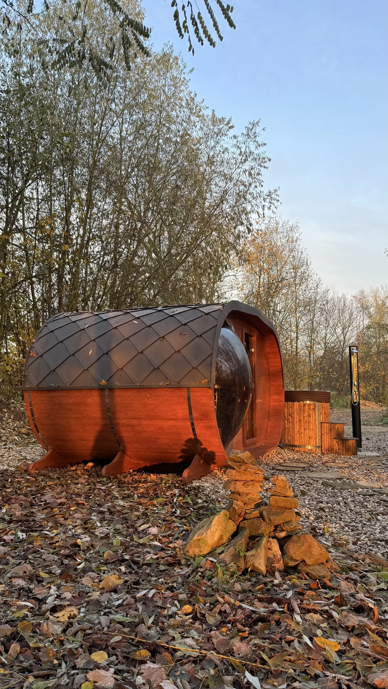 Tiny house u Dvora Králové: relax v soukromí s finskou saunou i koupacím sudem