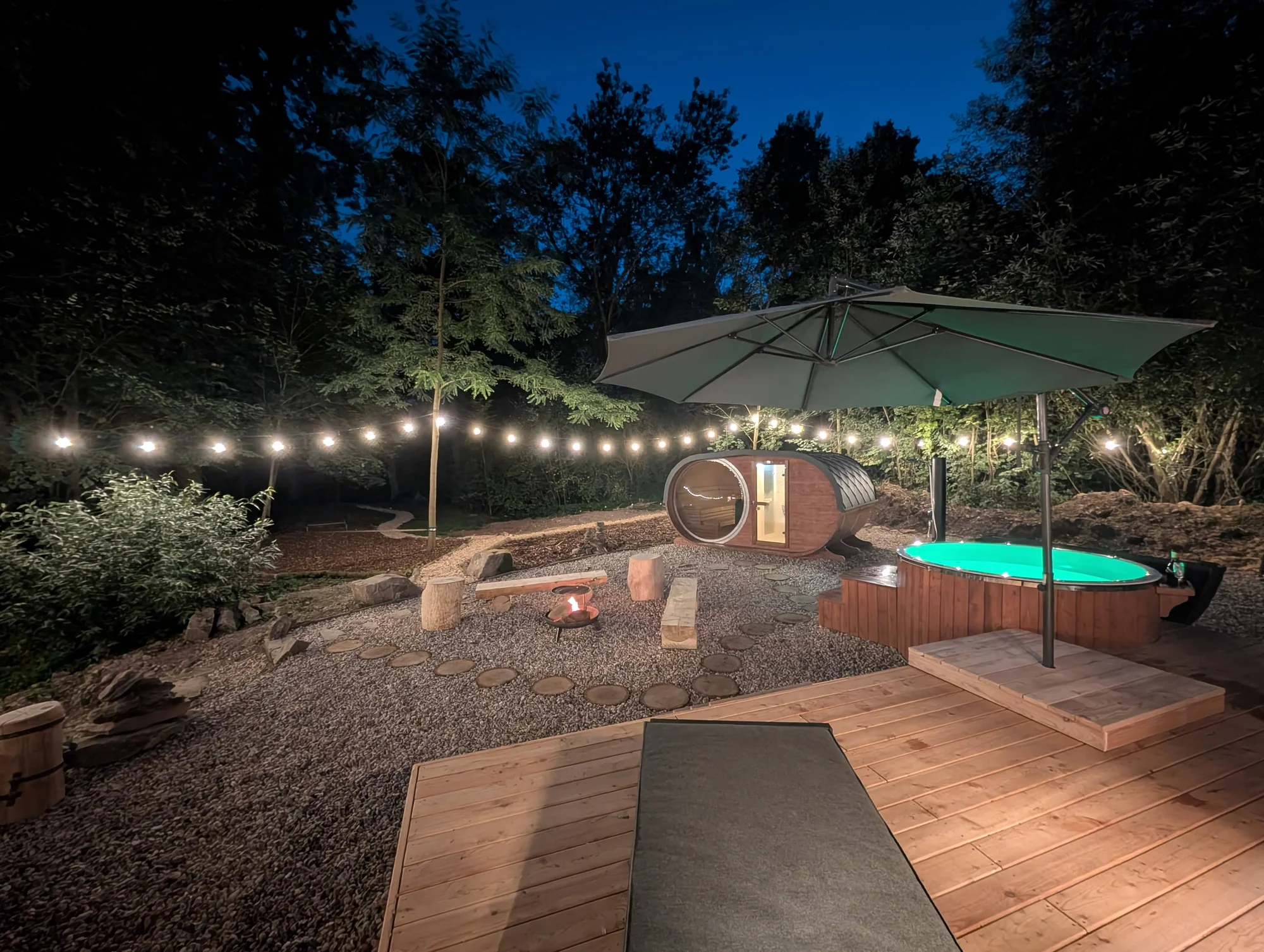 Tiny house u Dvora Králové: relax v soukromí s finskou saunou i koupacím sudem