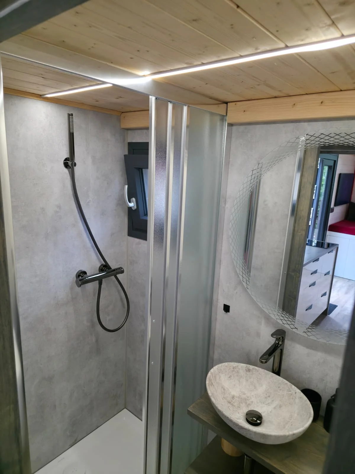 Tiny house u Dvora Králové: relax v soukromí s finskou saunou i koupacím sudem