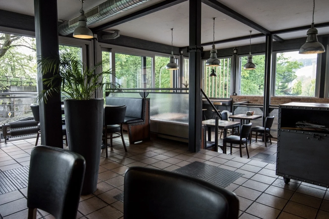 Masové prkno pro 2-4 osoby: steaky, kilo kolene, přílohy i omáčky