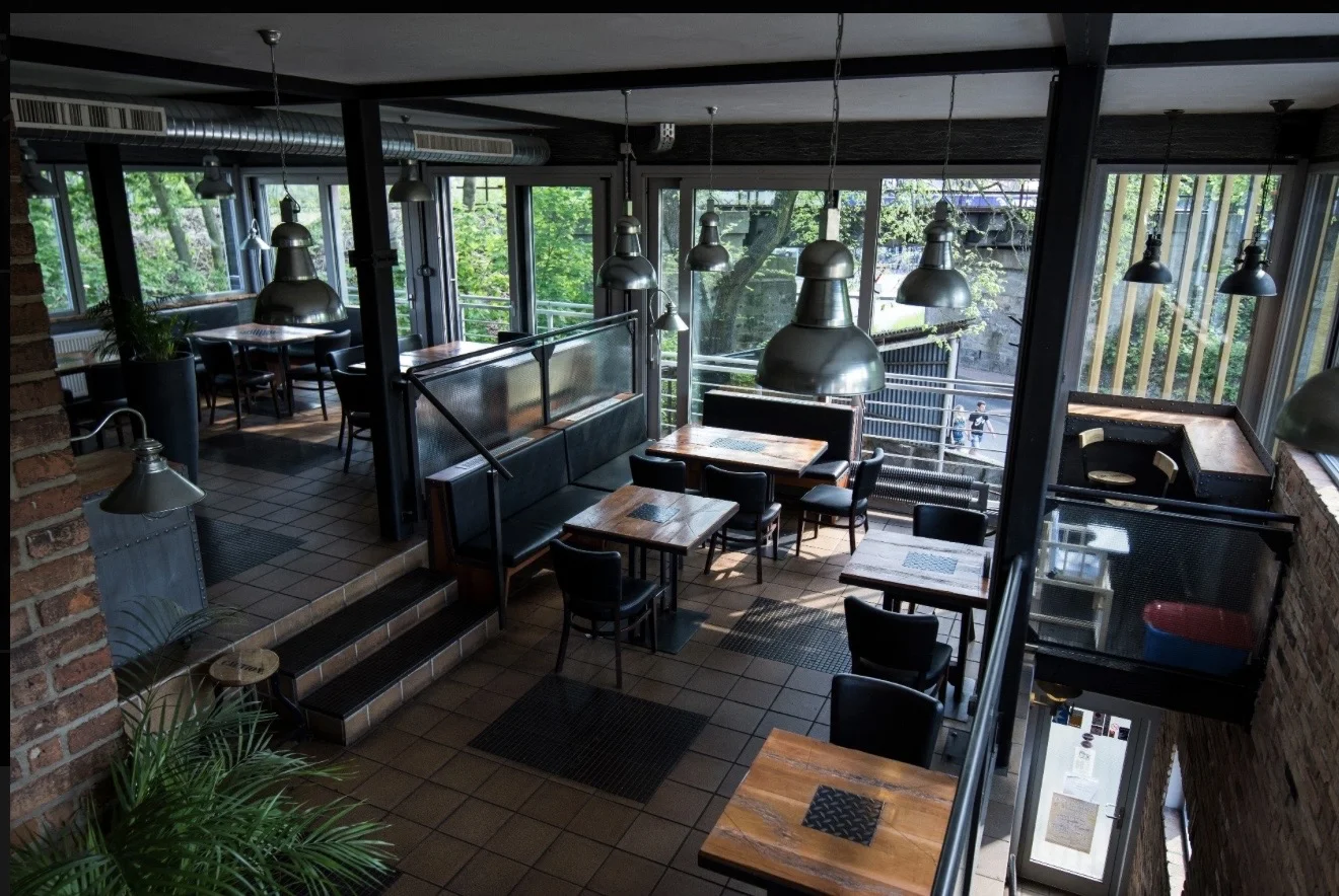 Masové prkno pro 2-4 osoby: steaky, kilo kolene, přílohy i omáčky