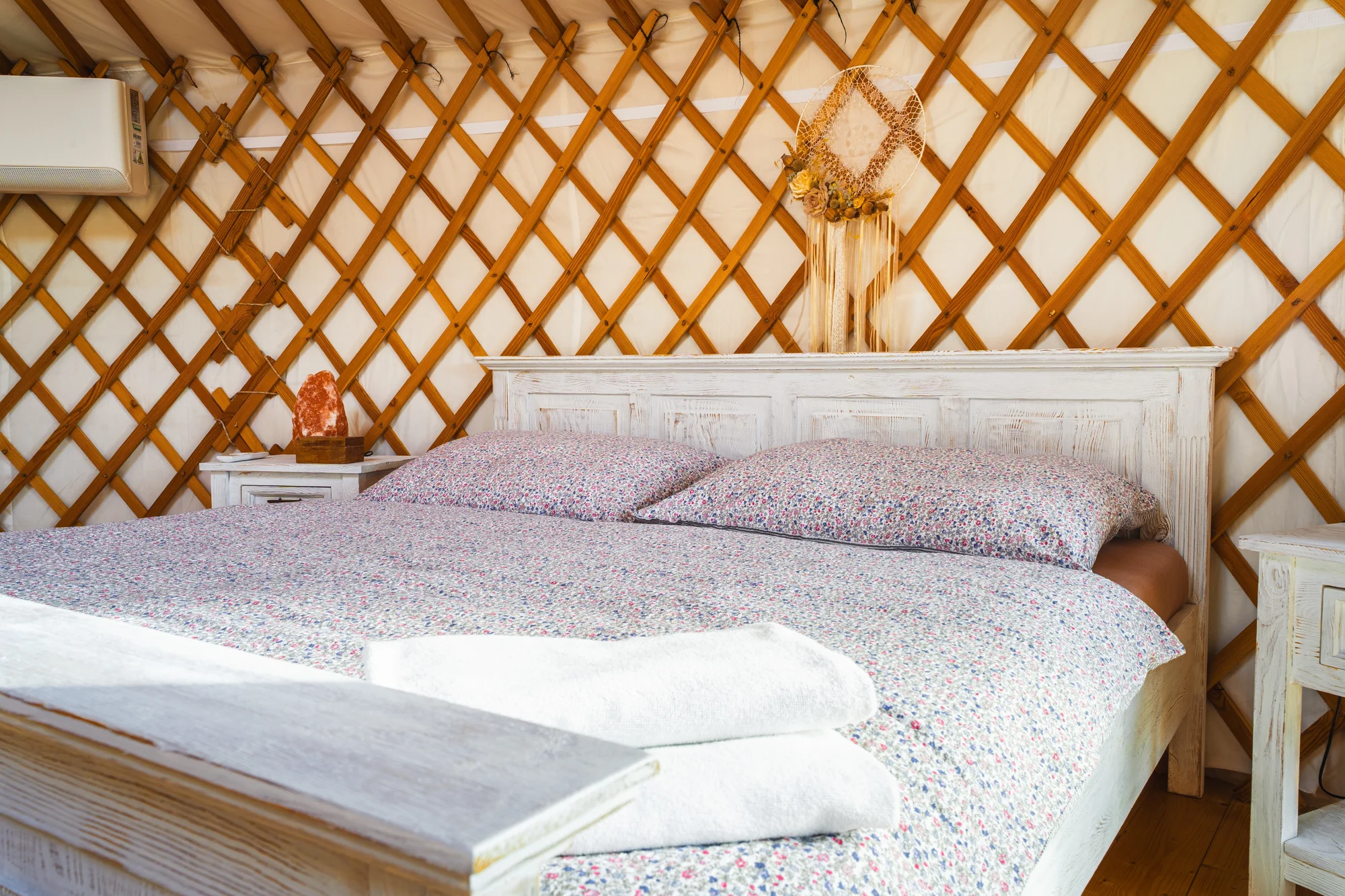 Pobyt na jižní Moravě: vybavené jurty uprostřed vinice s terasou a ohništěm