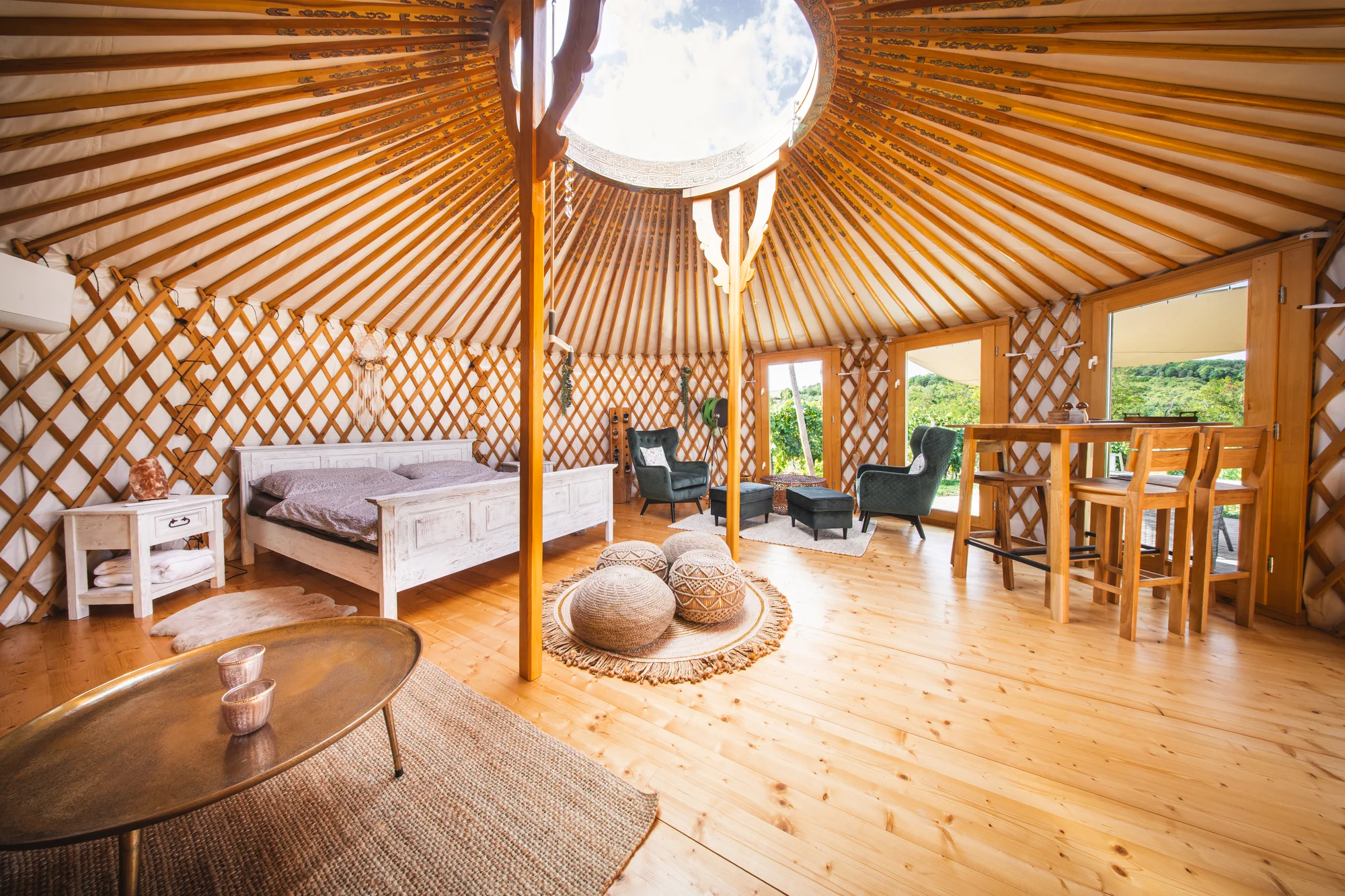 Pobyt na jižní Moravě: vybavené jurty uprostřed vinice s terasou a ohništěm