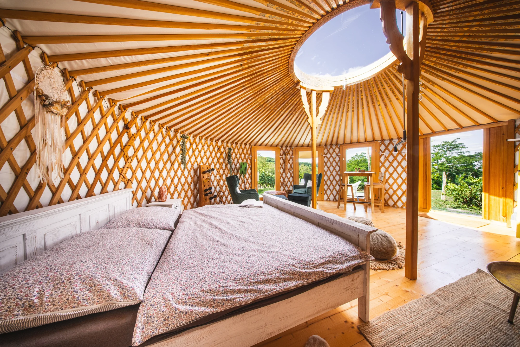 Pobyt na jižní Moravě: vybavené jurty uprostřed vinice s terasou a ohništěm