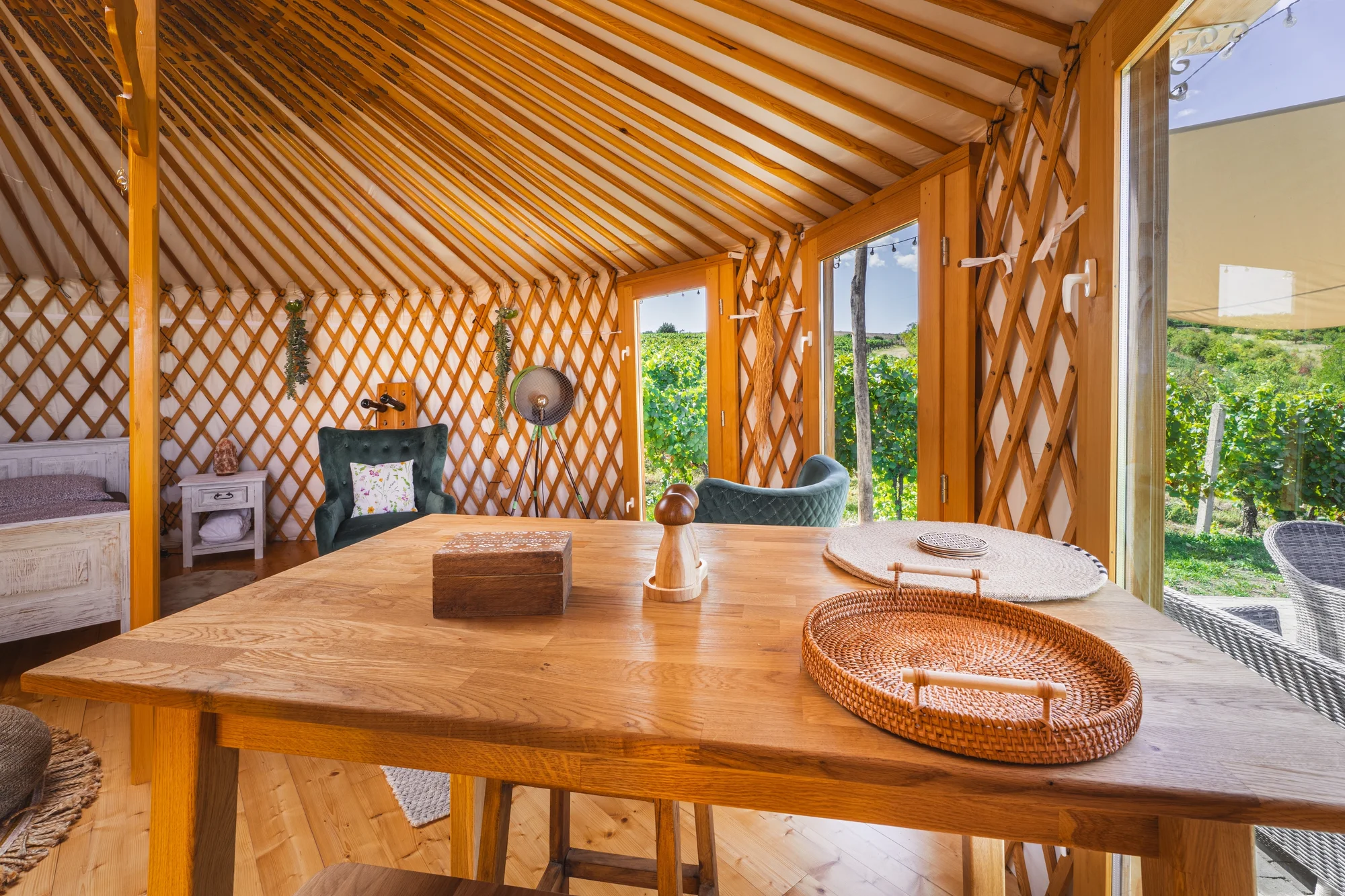 Pobyt na jižní Moravě: vybavené jurty uprostřed vinice s terasou a ohništěm