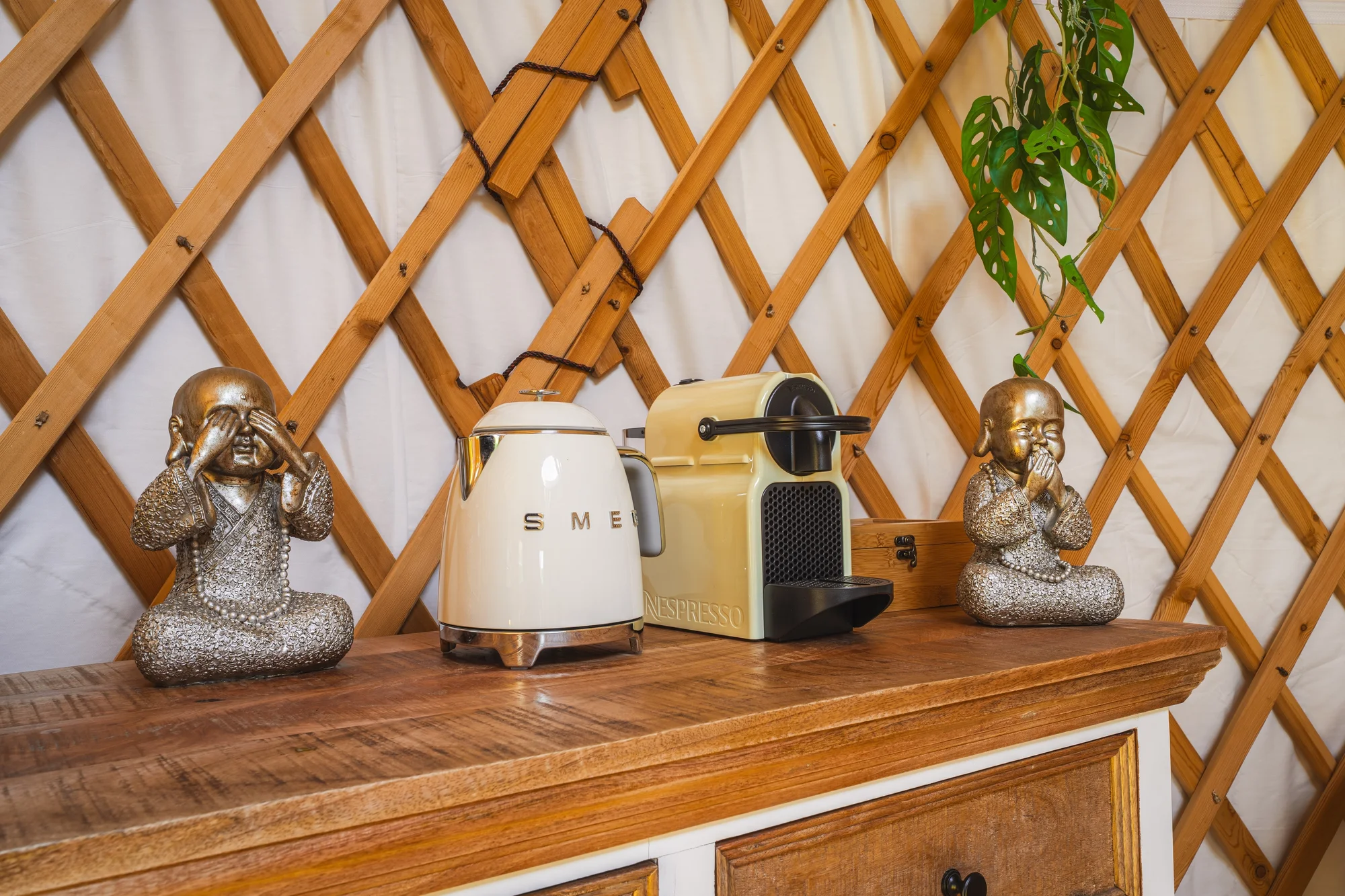 Pobyt na jižní Moravě: vybavené jurty uprostřed vinice s terasou a ohništěm