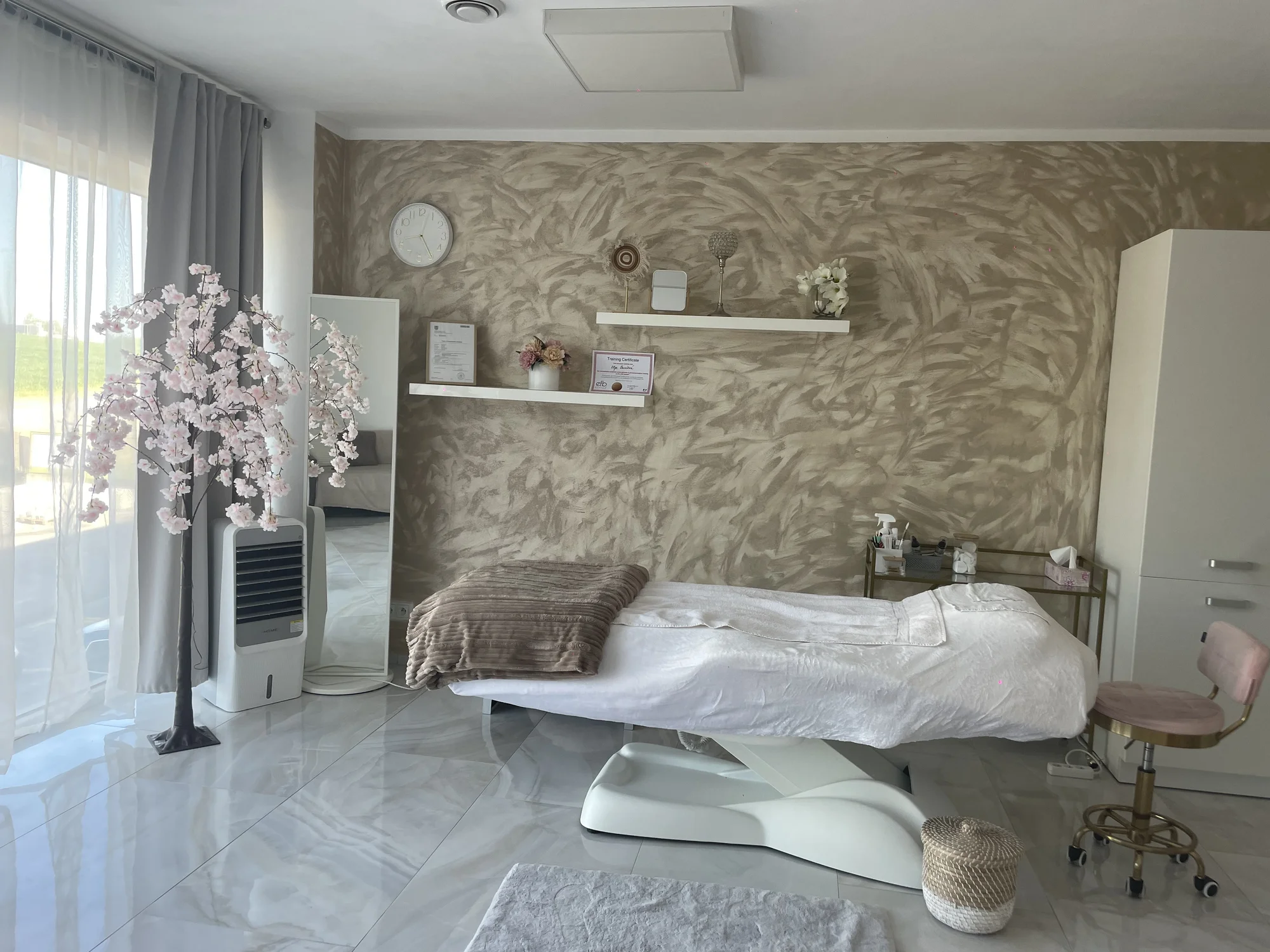 Cesta k zářivé pleti: lifting, mikrodermabraze, kosmetické ošetření či úprava obočí a řas