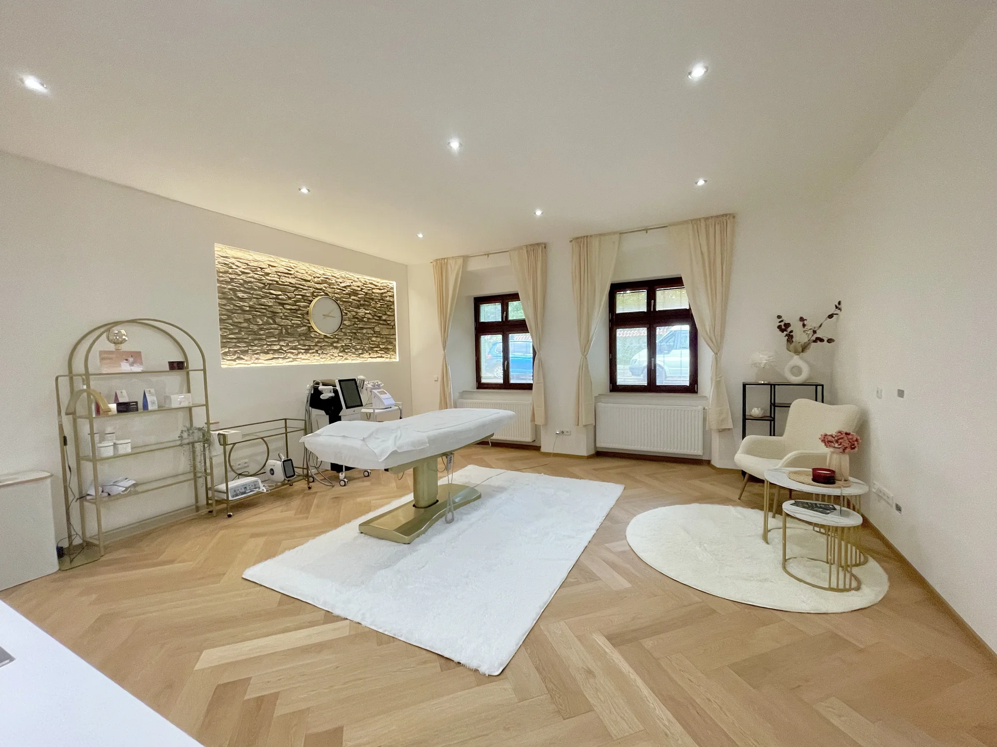 Cesta k zářivé pleti: lifting, mikrodermabraze, kosmetické ošetření či úprava obočí a řas