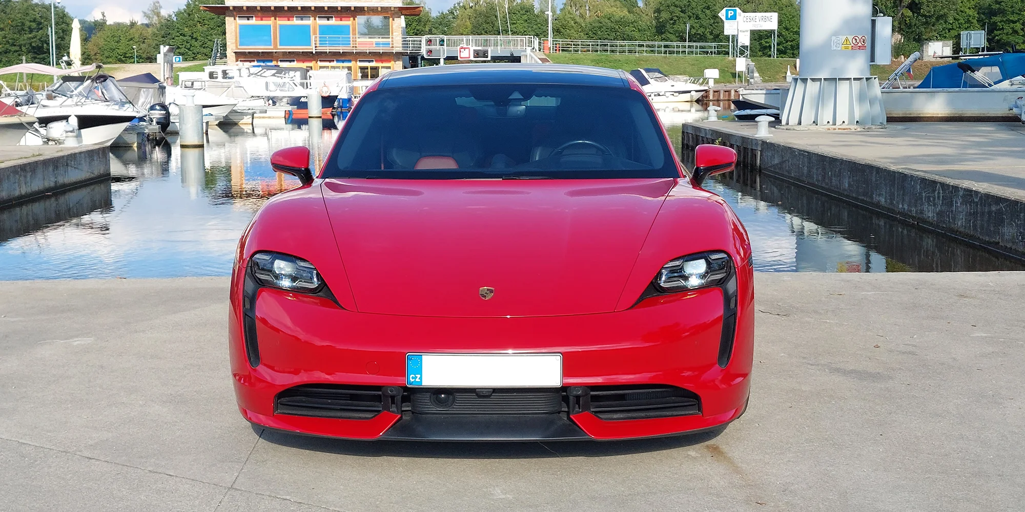 První elektro Porsche Taycan Turbo: až 80 minut řízení nebo 20 minut spolujízdy