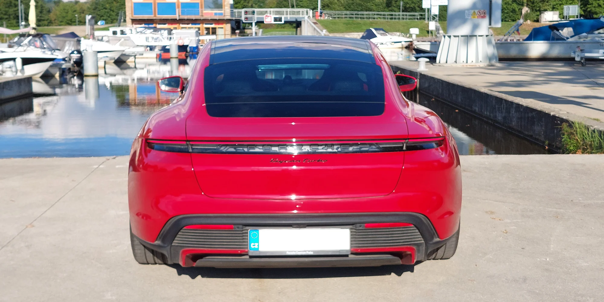 První elektro Porsche Taycan Turbo: až 80 minut řízení nebo 20 minut spolujízdy