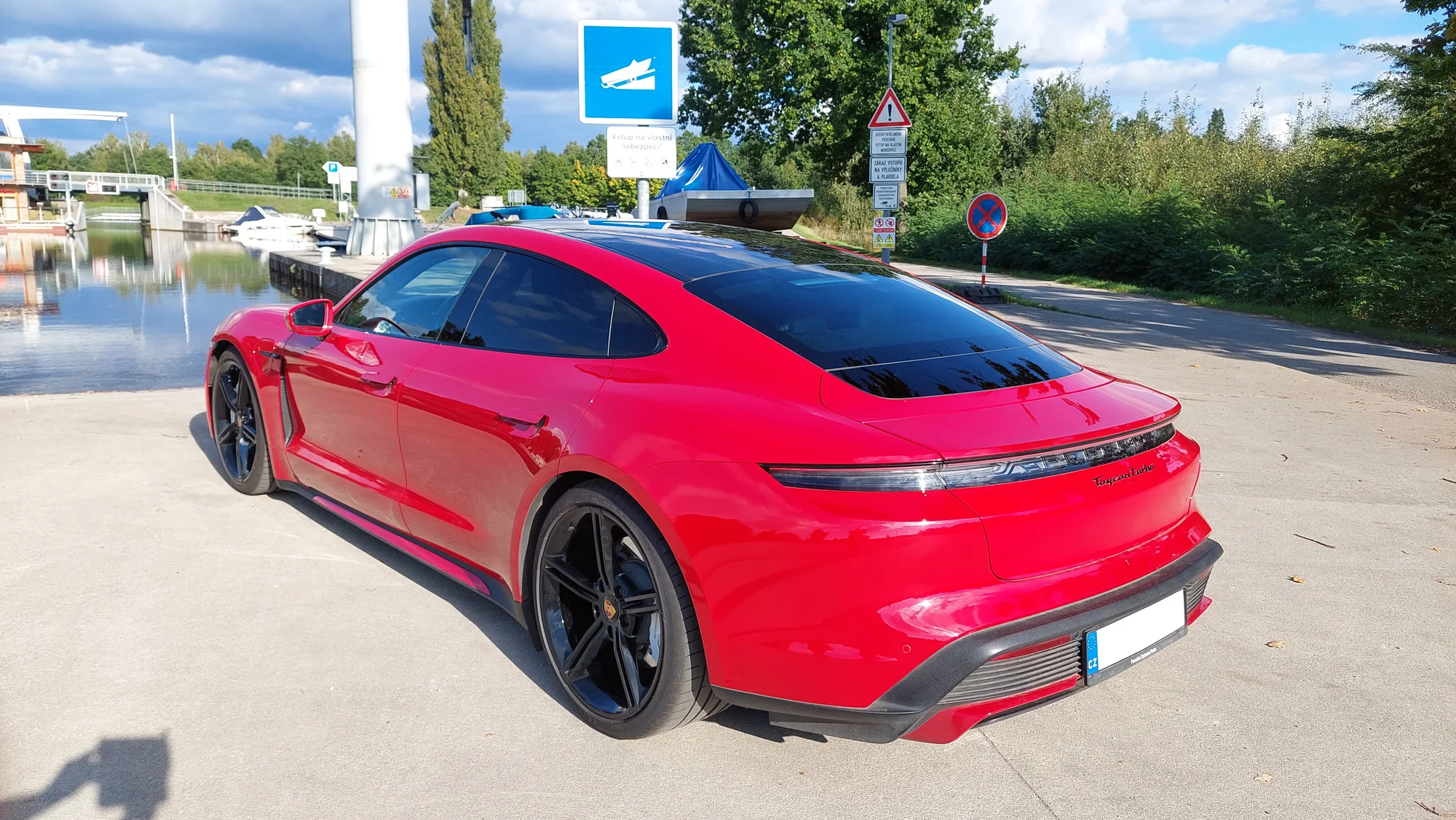První elektro Porsche Taycan Turbo: až 80 minut řízení nebo 20 minut spolujízdy
