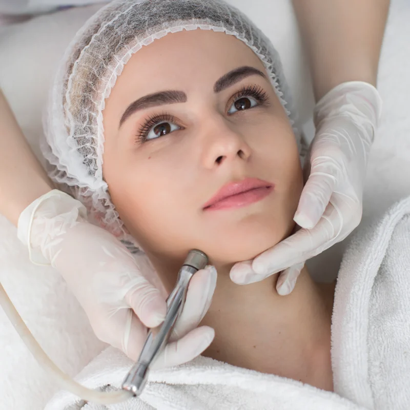 Cesta k zářivé pleti: lifting, mikrodermabraze, kosmetické ošetření či úprava obočí a řas