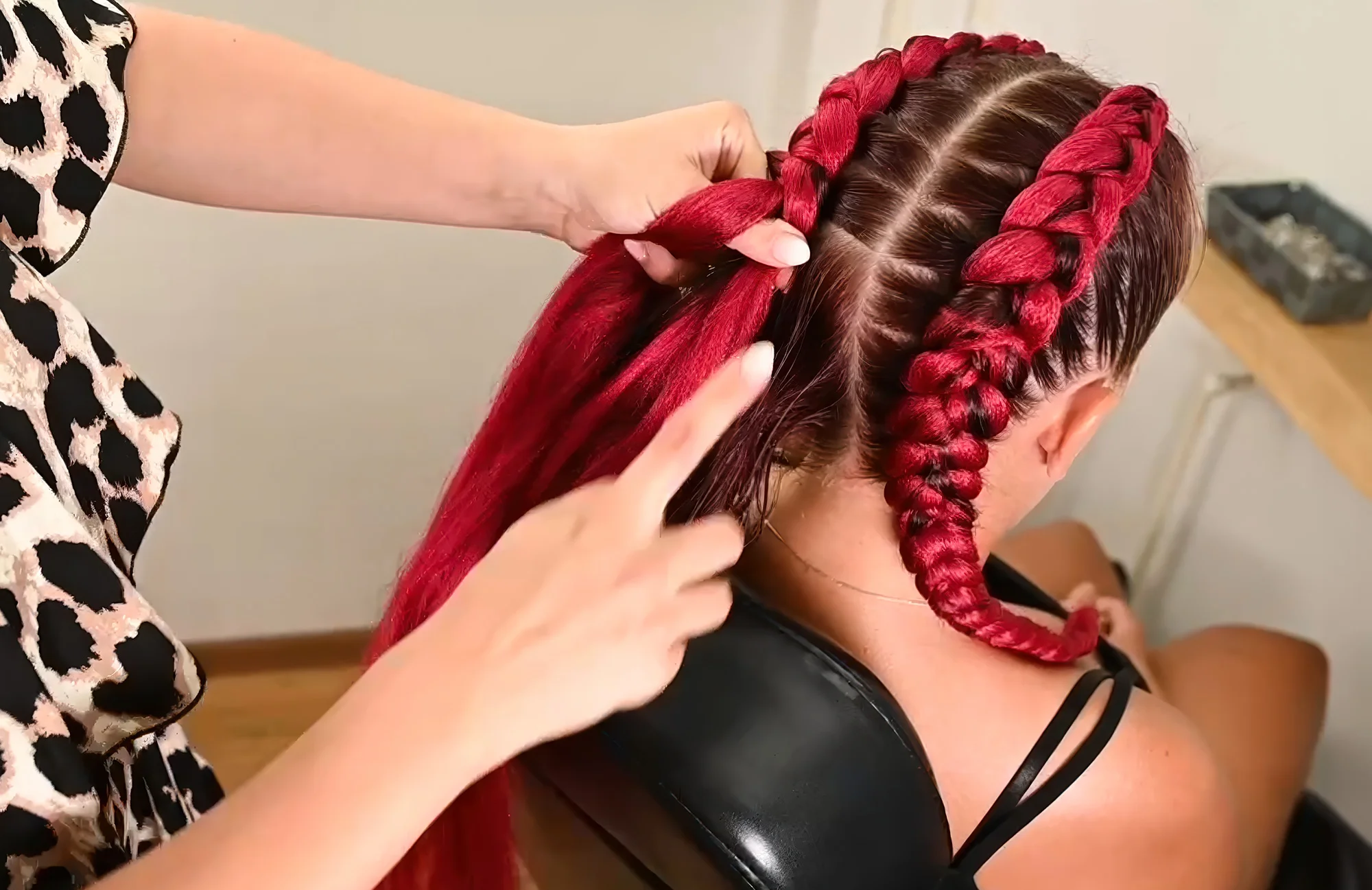 Online kurzy boxerských copánků: pletení s kanekalonem i bez