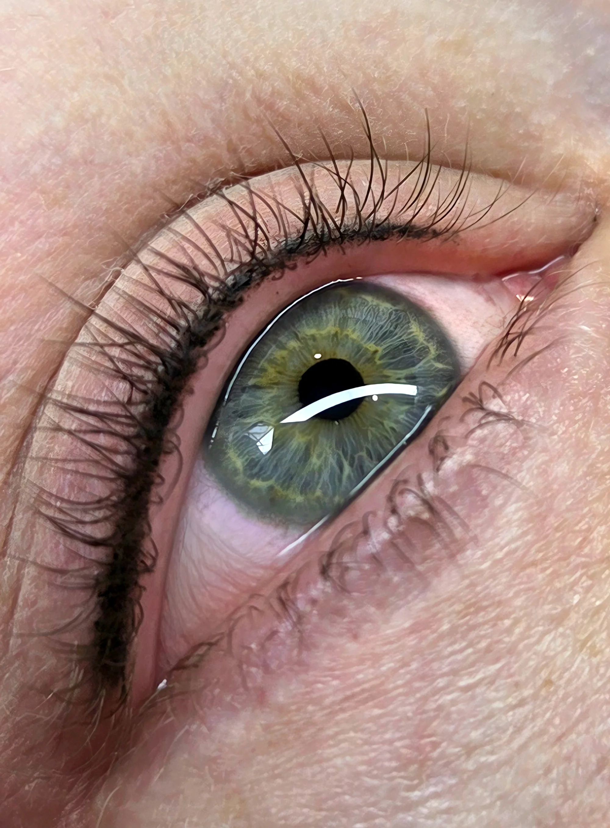 Smyslný pohled: nanesení permanentního make-upu meziřasové linky nebo pedruhové obočí