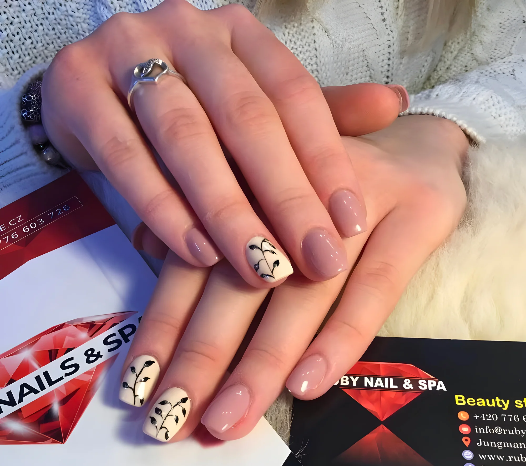 Klasická manikúra a pedikúra s masáží i kompletní balíček v centru Prahy