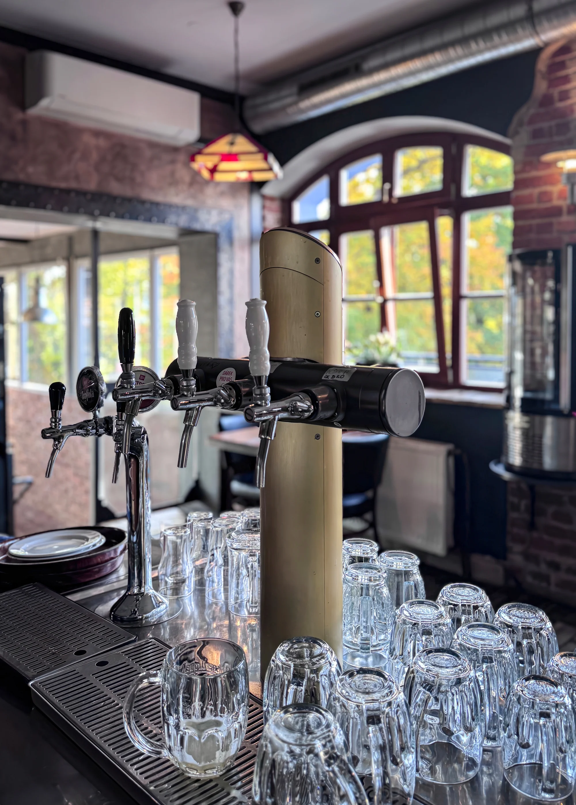 Masové prkno pro 2-4 osoby: steaky, kilo kolene, přílohy i omáčky