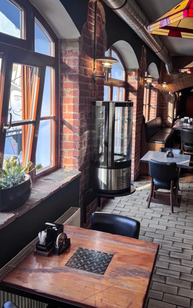 Masové prkno pro 2-4 osoby: steaky, kilo kolene, přílohy i omáčky