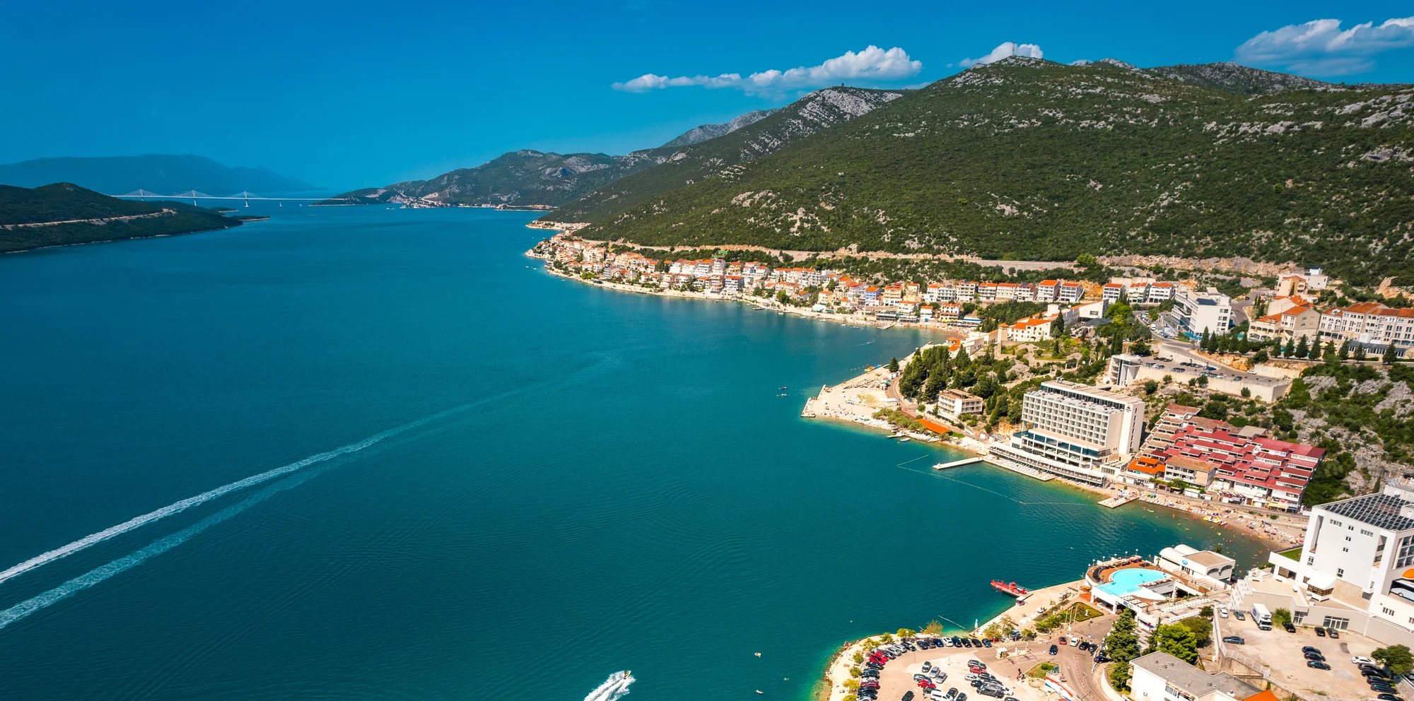 Objevte krásy Bosny a Hercegoviny: dovolená s polopenzí ve 4* hotelu s vlastní pláží i střešním bazénem