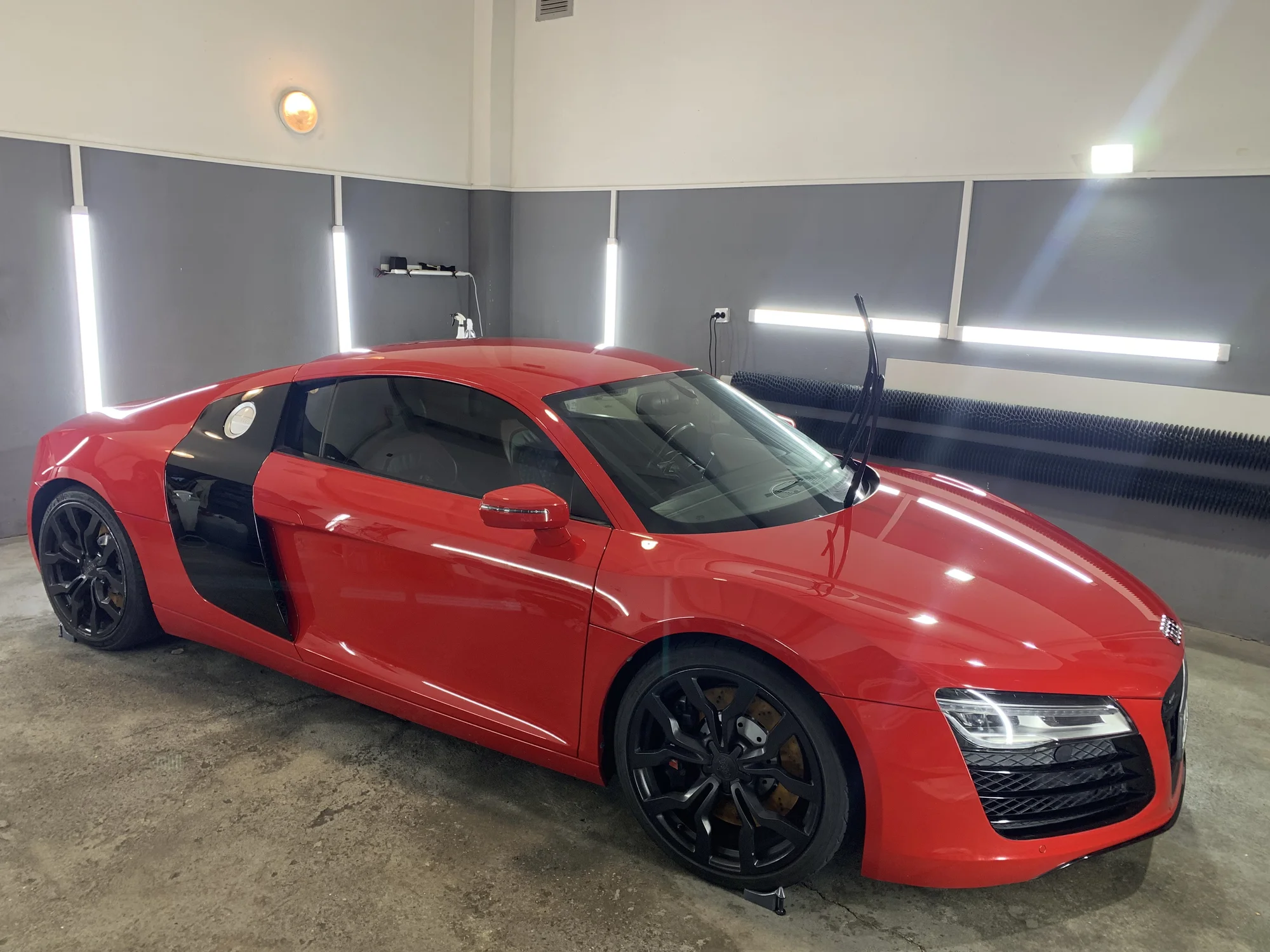 Detailní čištění exteriéru a interiéru auta s roční ochranou: zářivý lesk a špičková péče o každý vůz